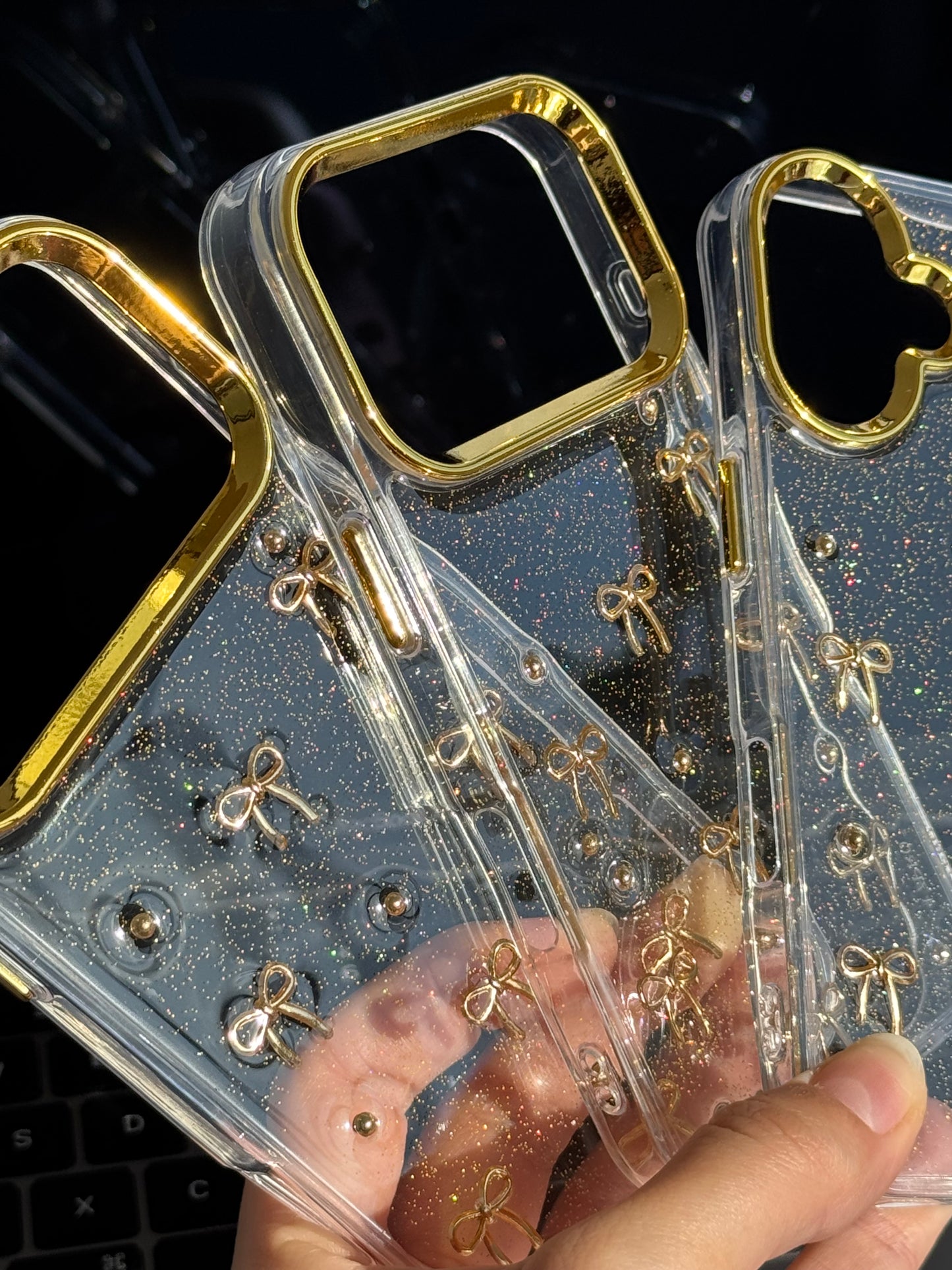 Carcasa Coquette dorado ✨ (línea “iphone 17”)