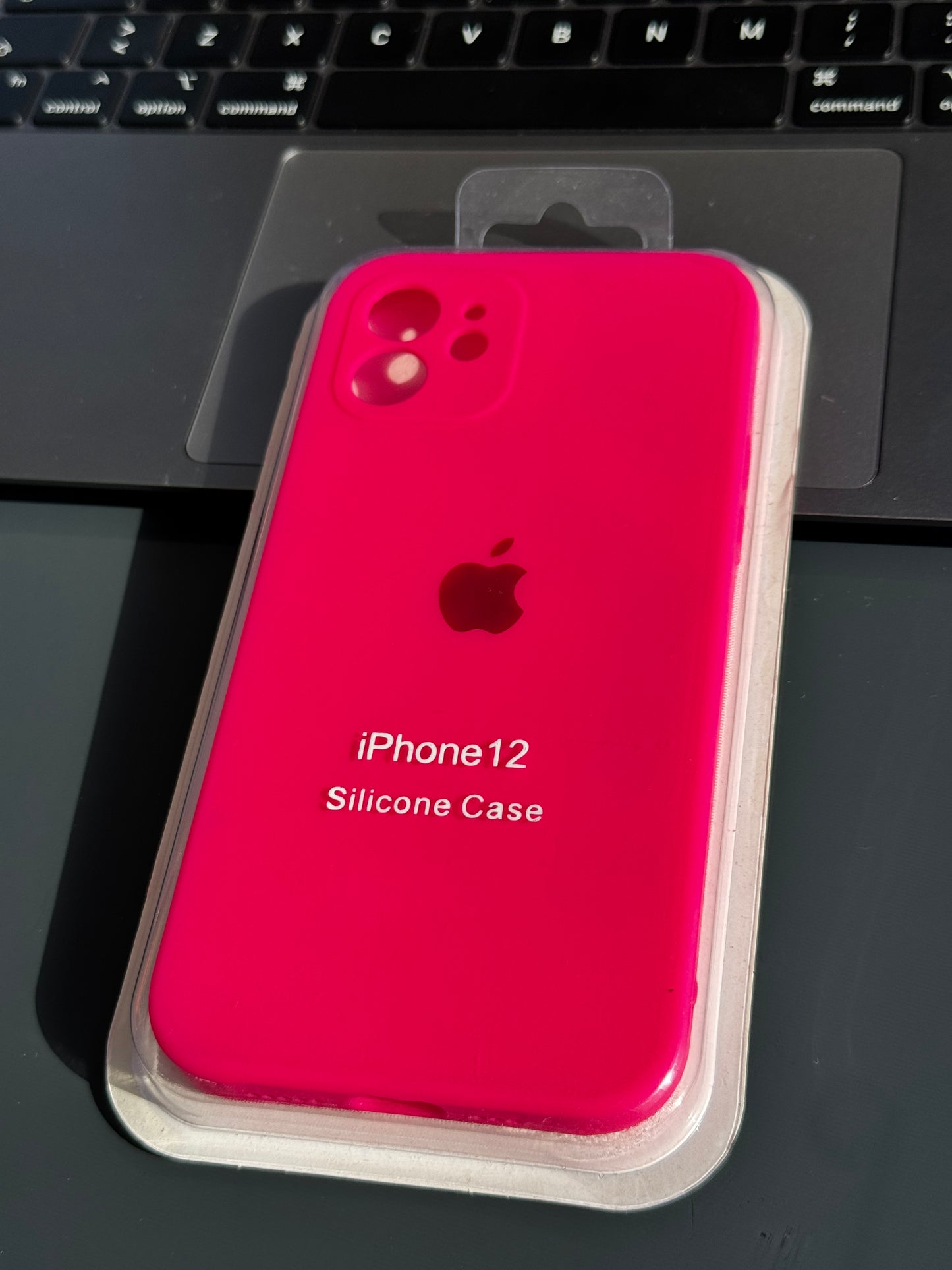 Carcasa tipo original con protección en cámara: iPhone 12 normal 📱