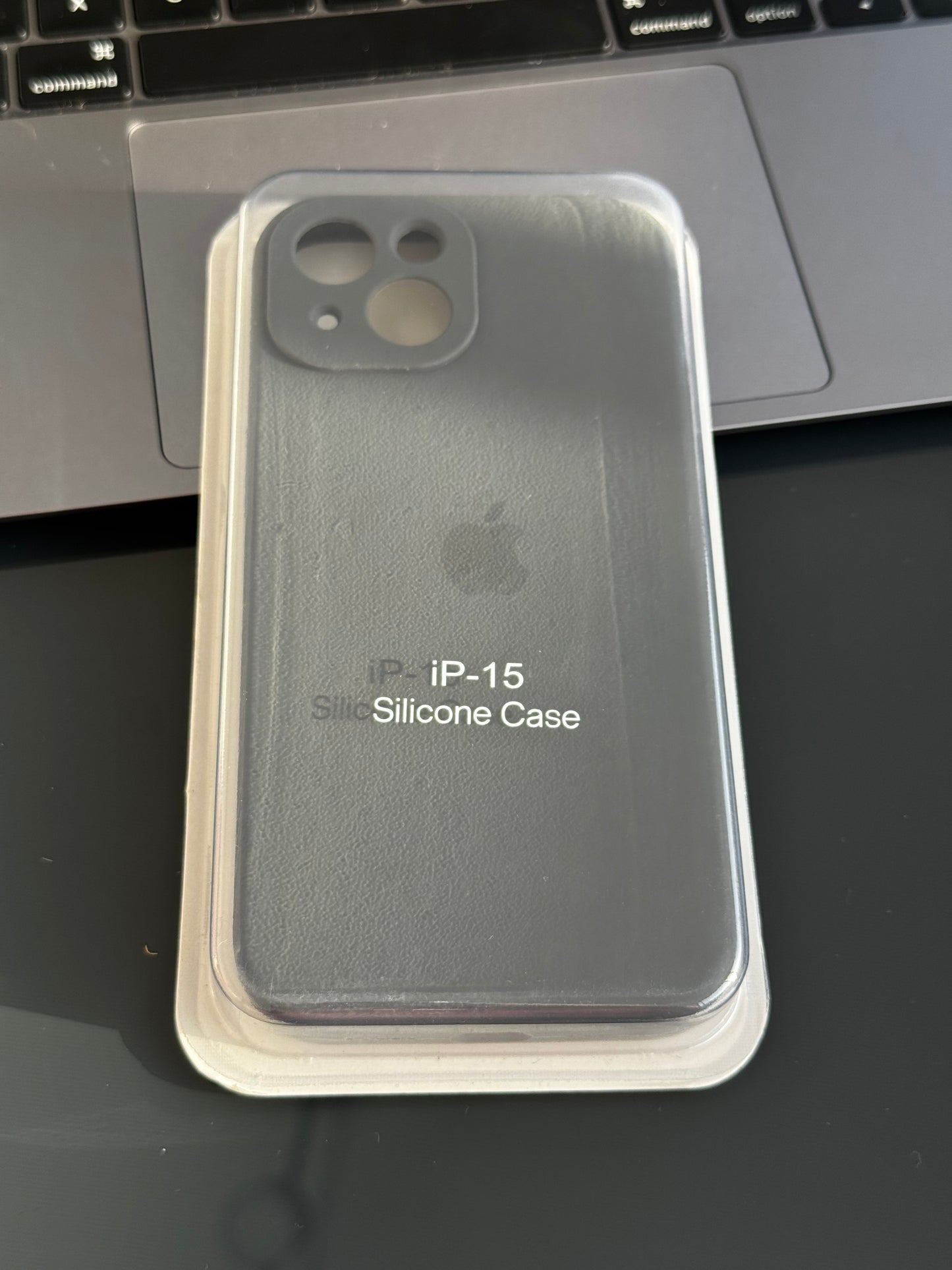Carcasa tipo original, con protección en cámara: iPhone 15📱