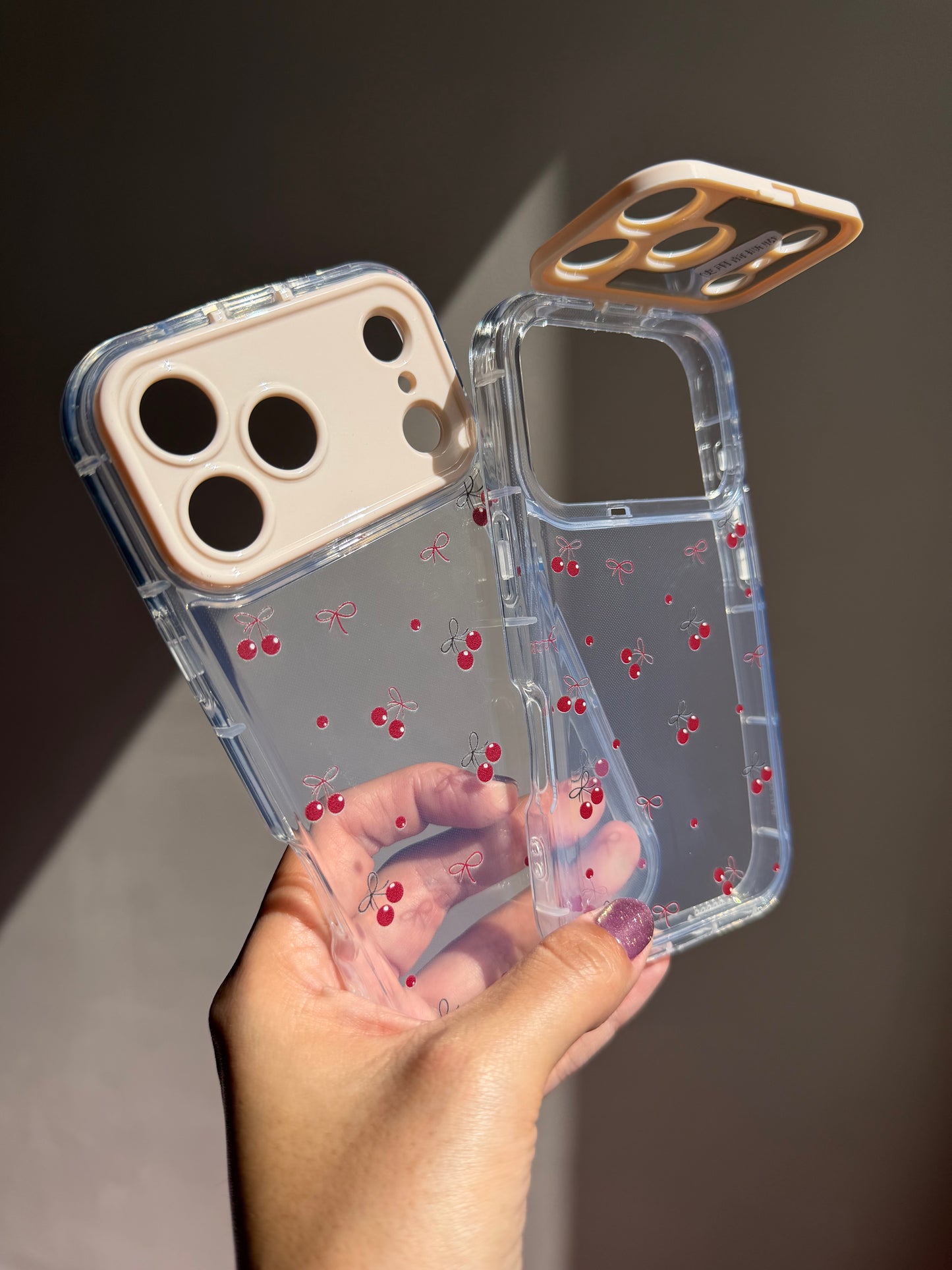Carcasa Cherry c/ tapa y espejo 🍒 (iPhone 17/17pro/17promax)