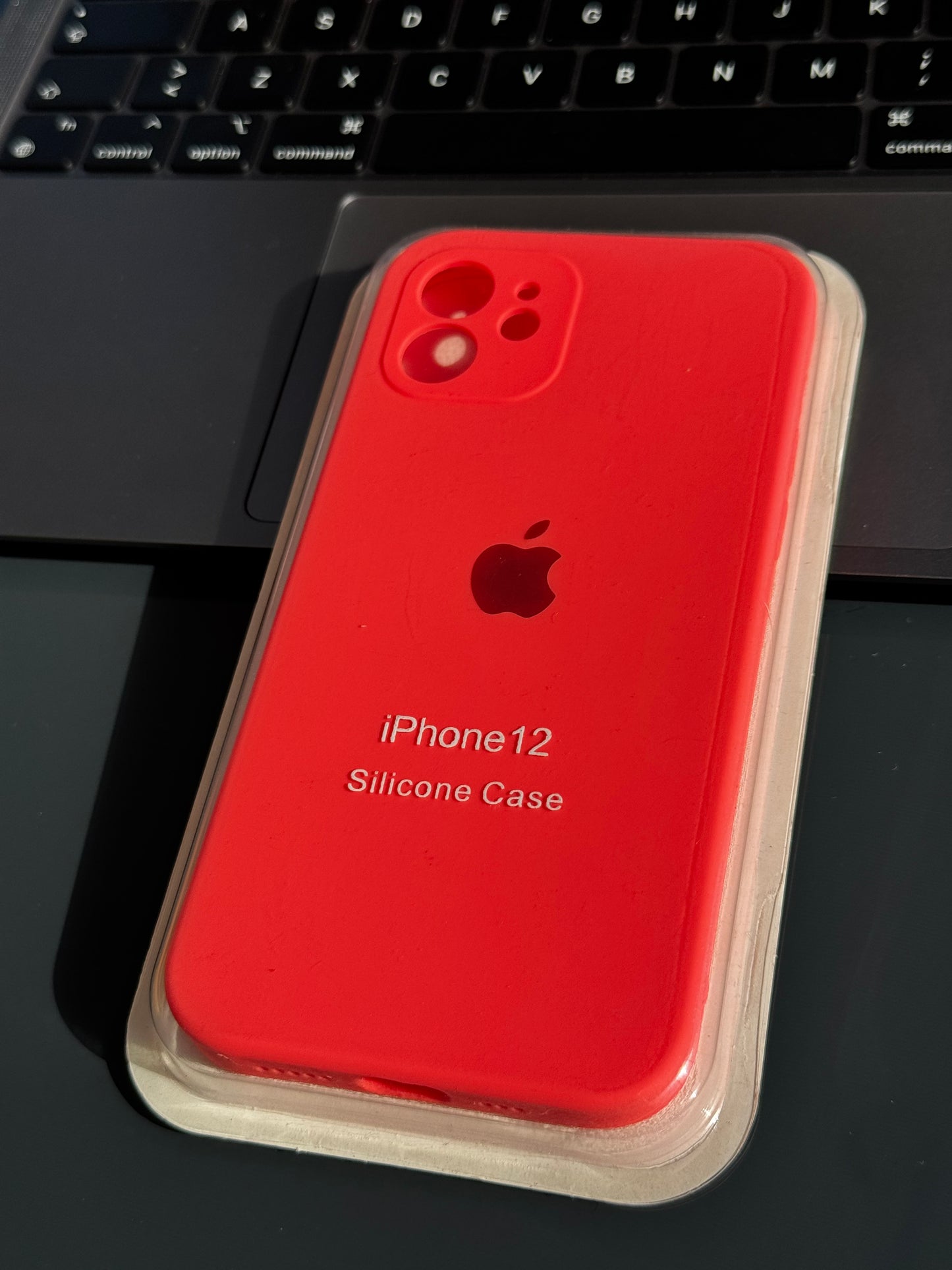 Carcasa tipo original con protección en cámara: iPhone 12 normal 📱