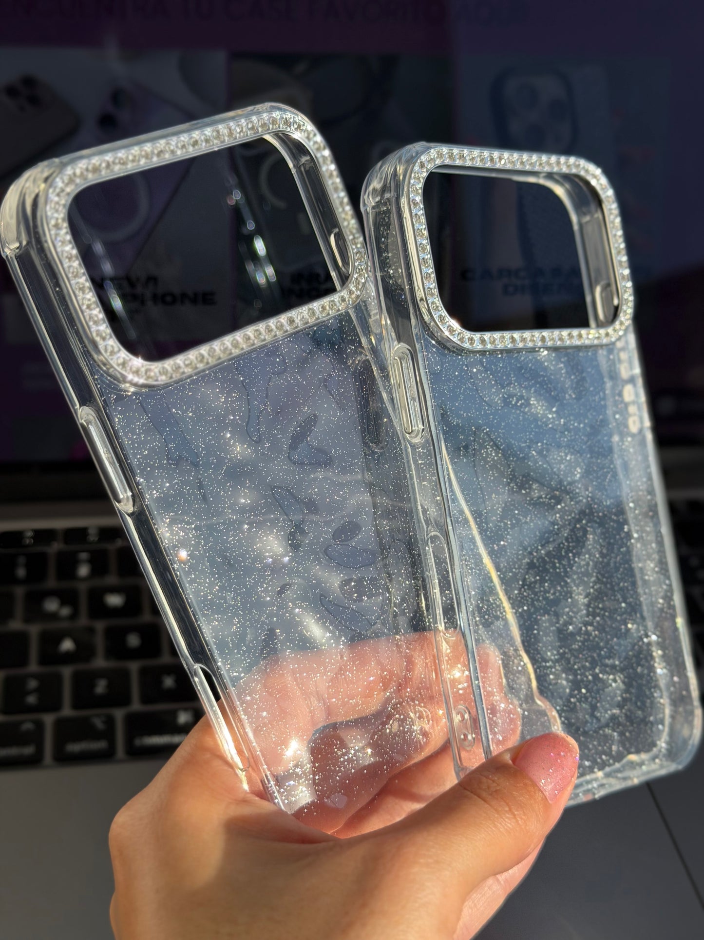 Carcasa transparente con brillos y borde plateado ✨🩶