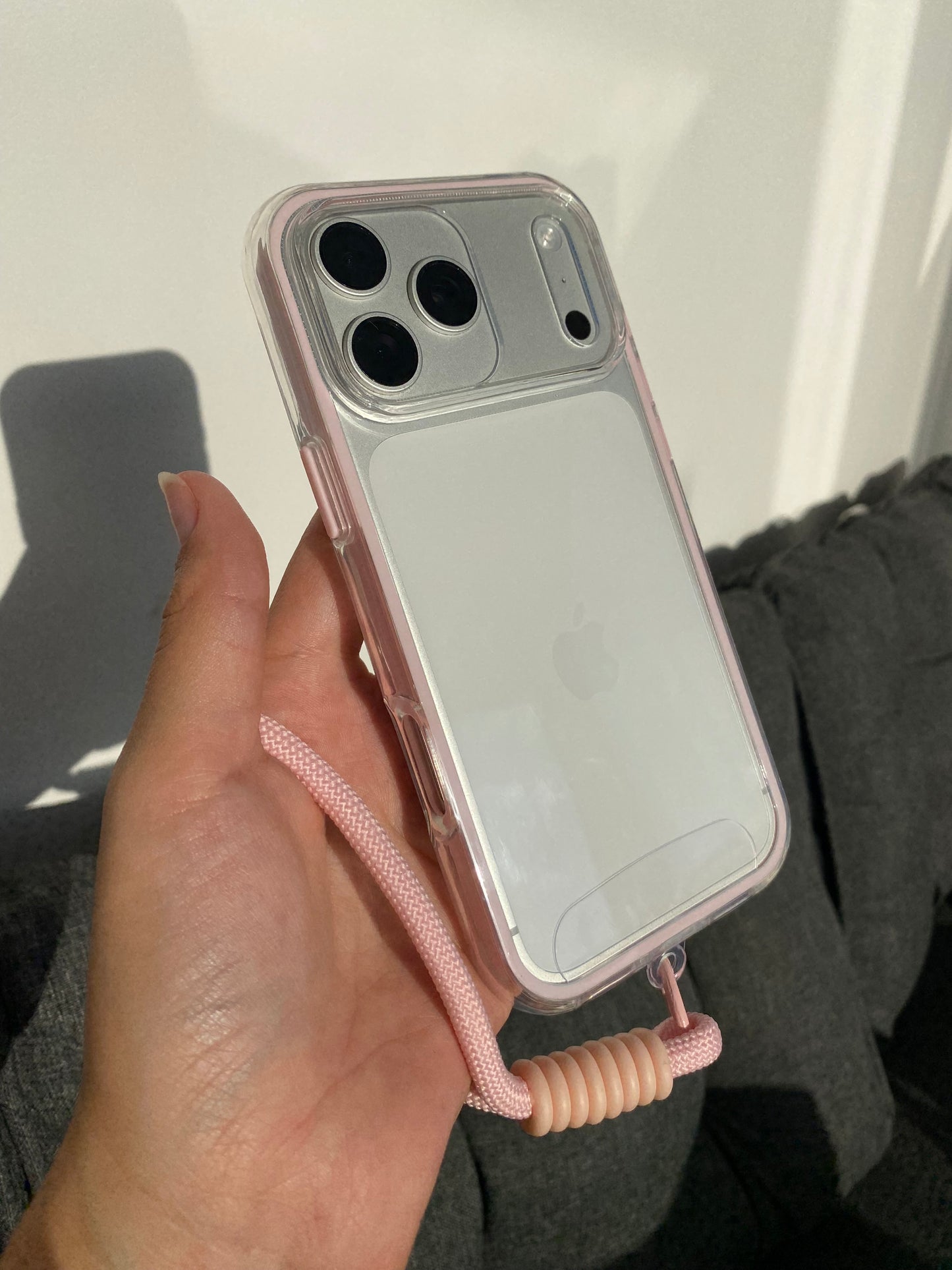 Carcasa transparente con bordes rosados + strap tipo cordón rosa💓 (solo línea “17”)