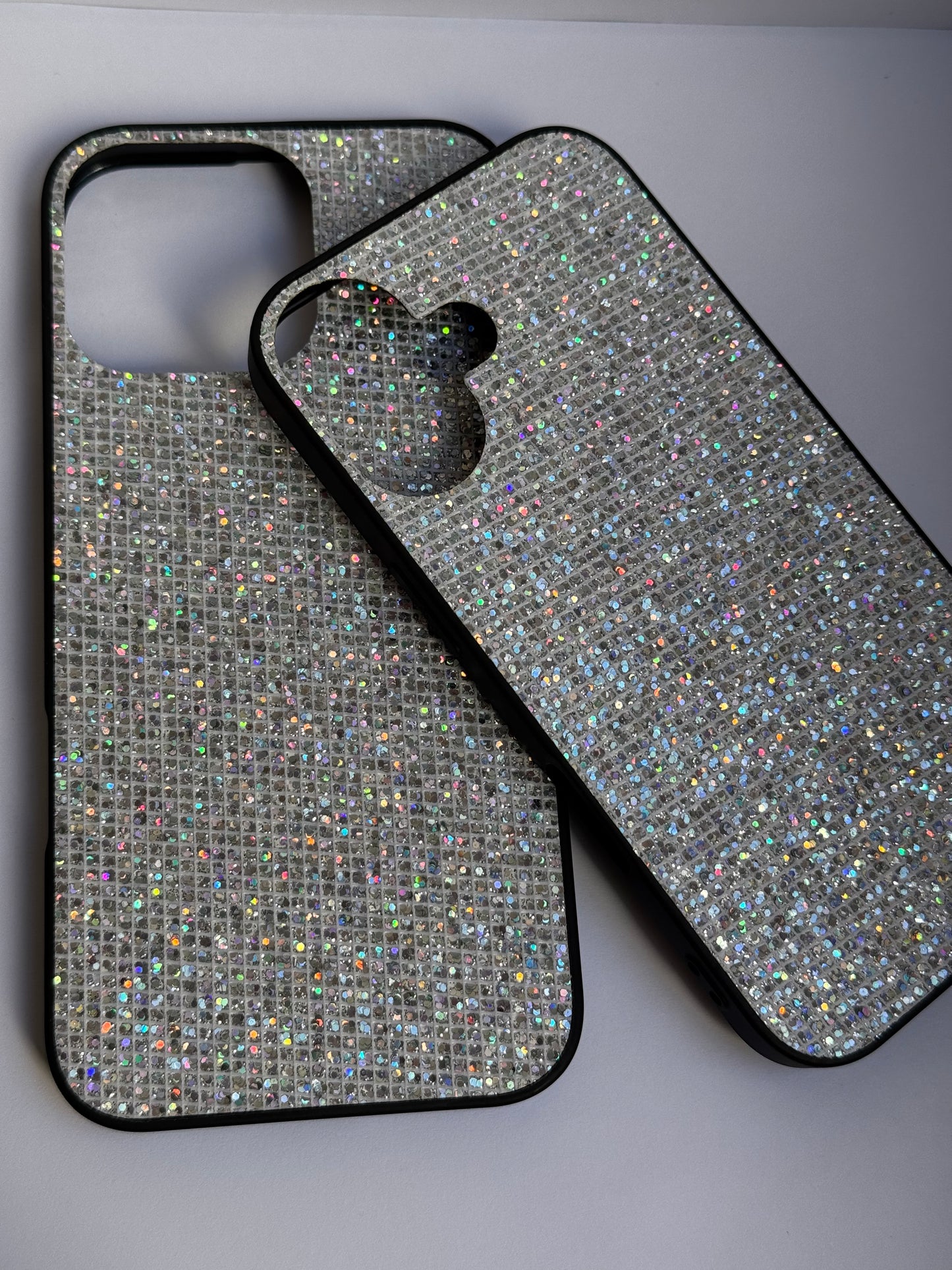 Carcasa brillos colores ✨, disponible solo línea “iph16”.