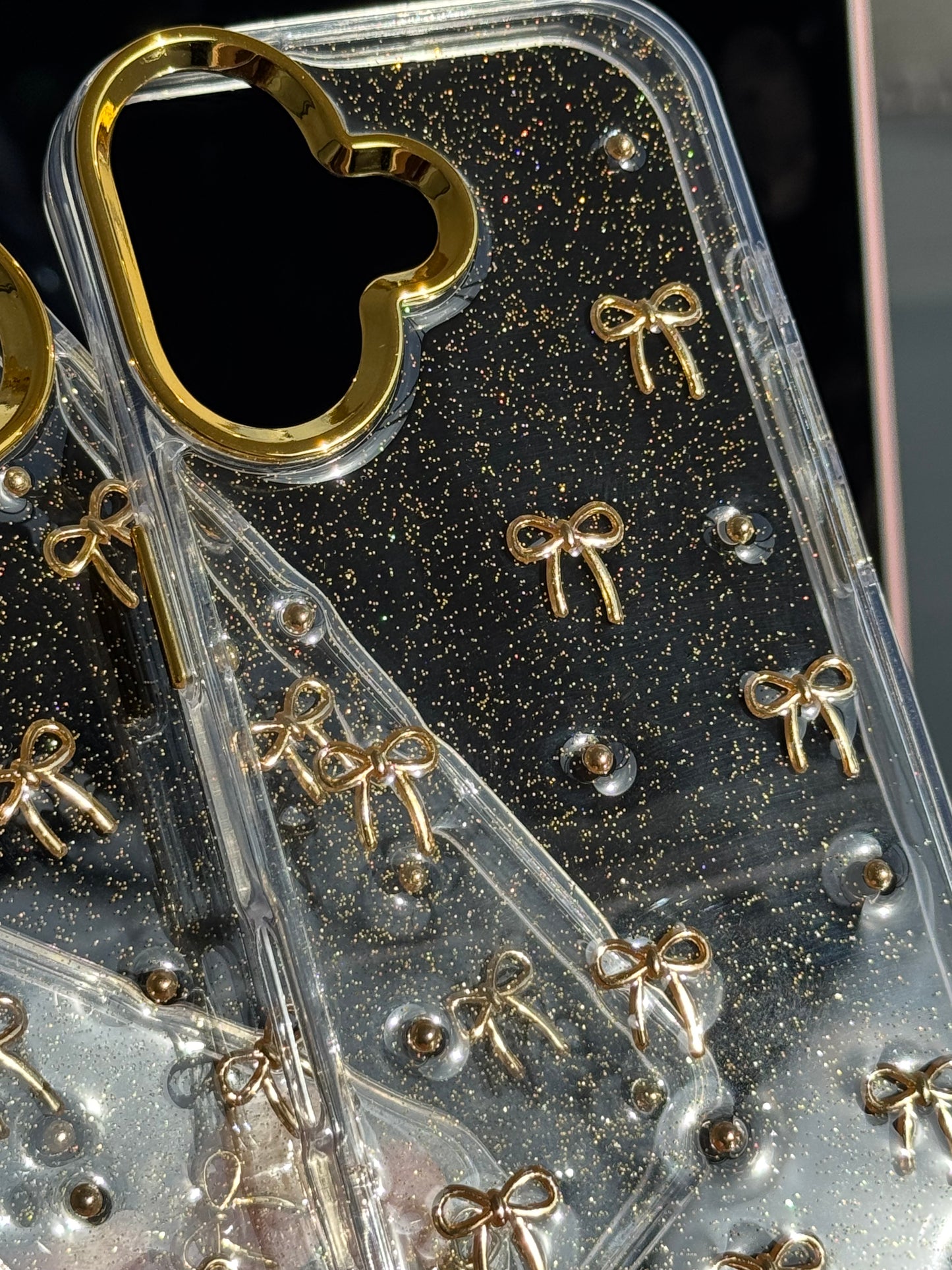 Carcasa Coquette dorado ✨ (línea “iphone 17”)