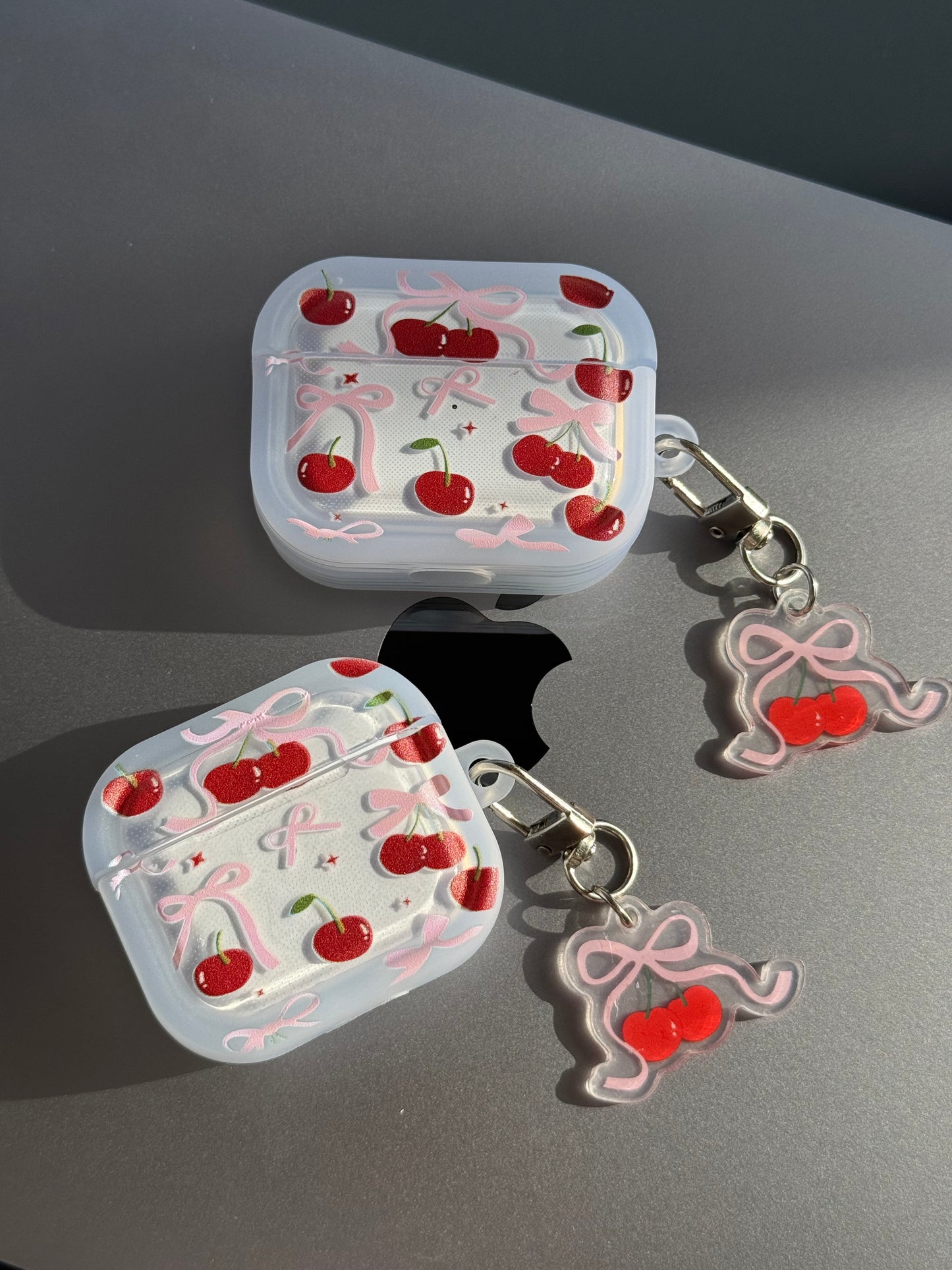 Funda para AirPods con diseño cerezas y colgante 🍒✨