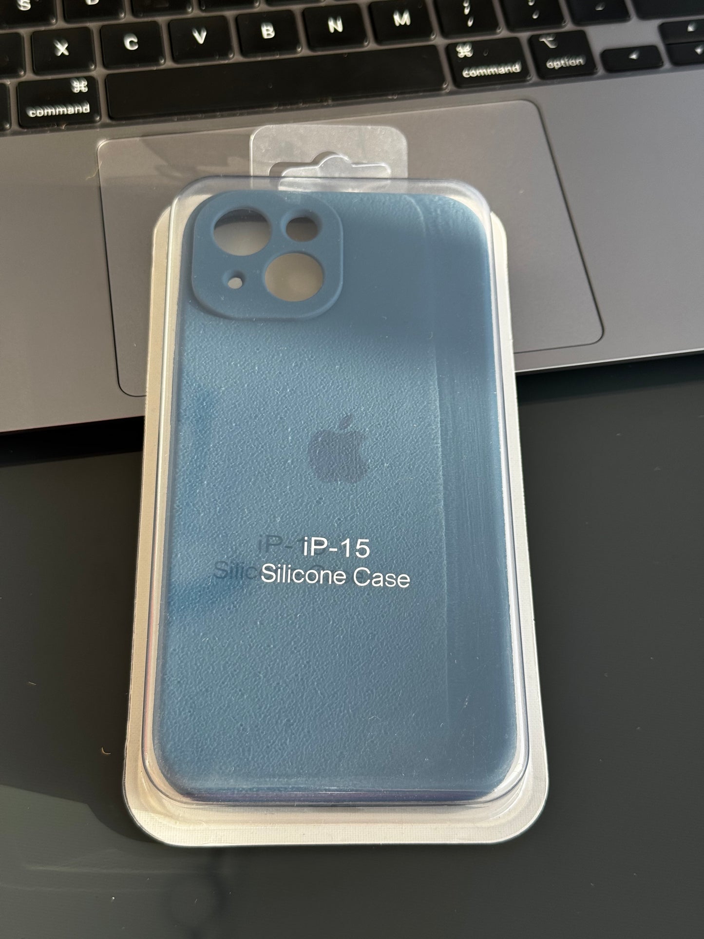 Carcasa tipo original, con protección en cámara: iPhone 15📱