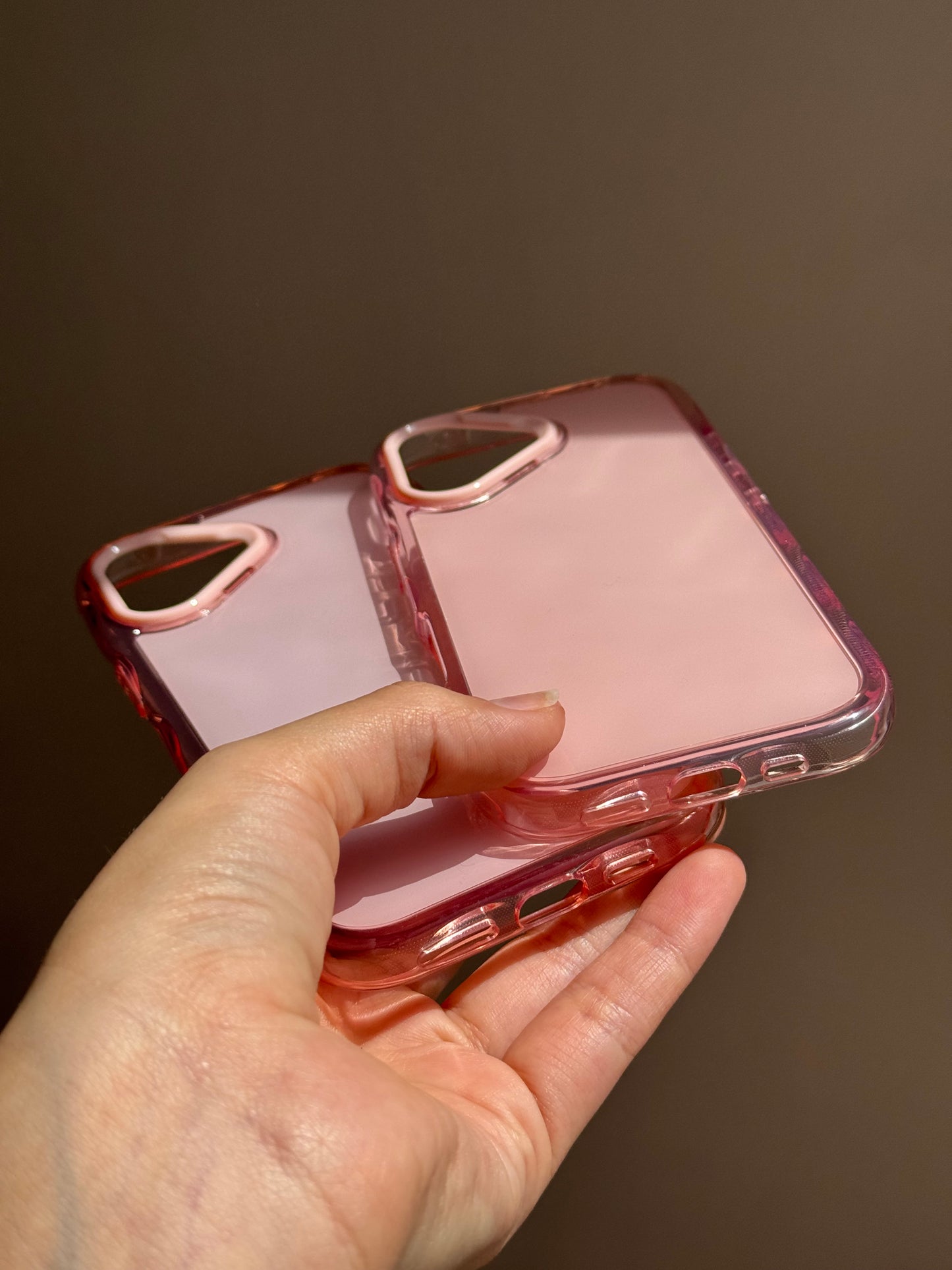 Carcasa Pink con bordes transparentes 💗 (solo iph”16”)