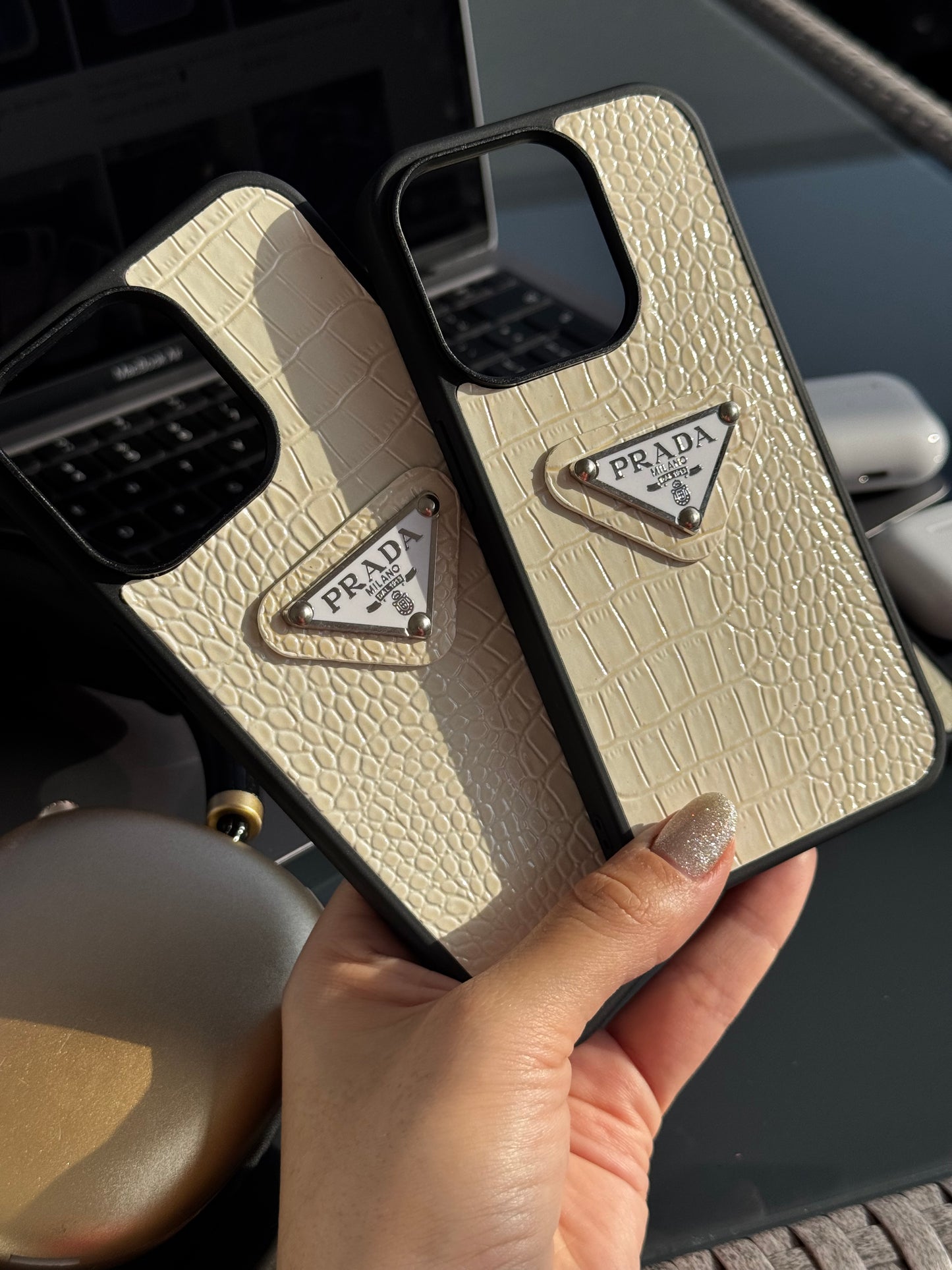 Carcasa de lujo, estampado en relieve eco cuero, color beige 📱✨