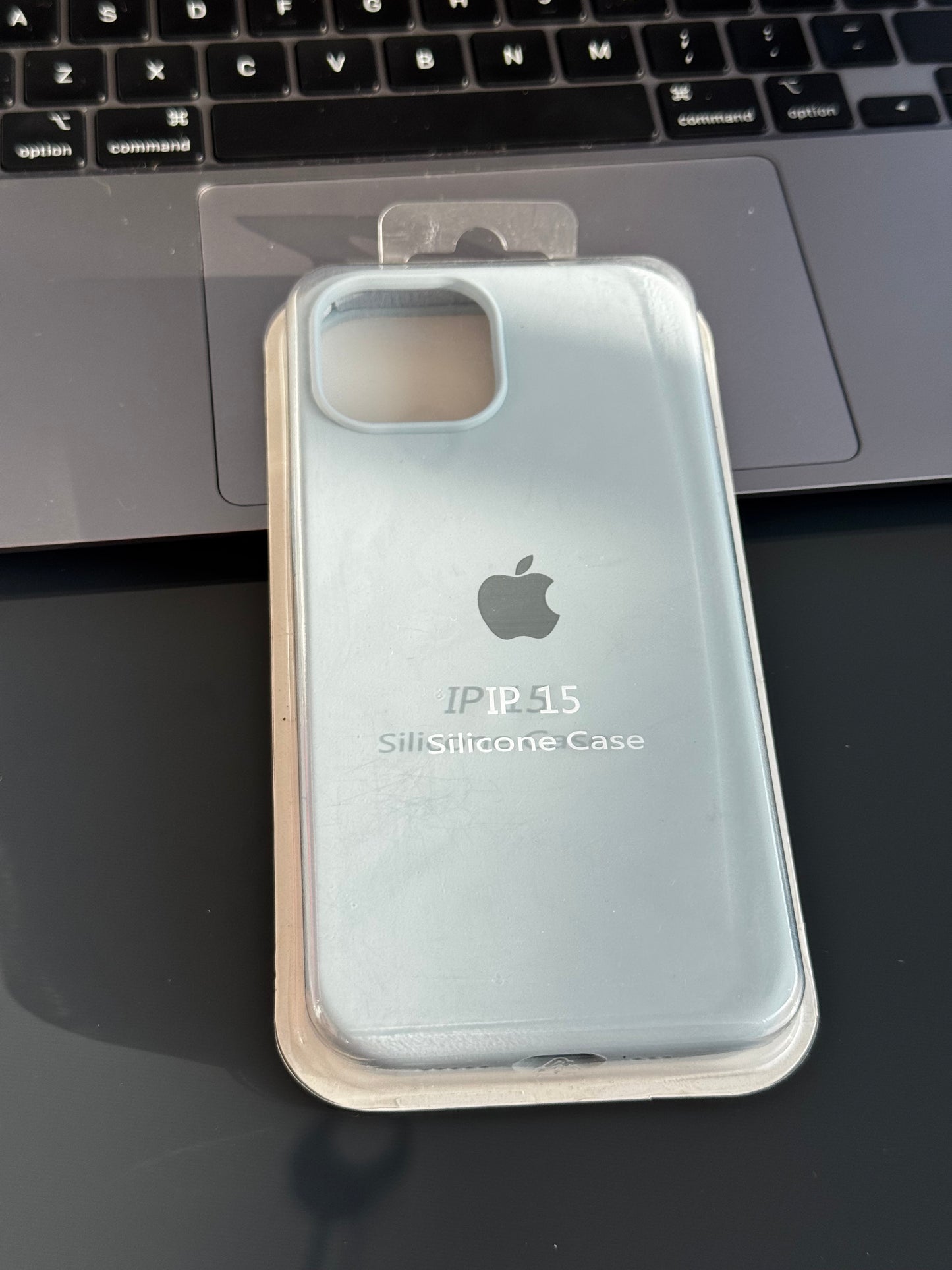 Carcasa tipo original, con abertura de cámara: iPhone 15 📱