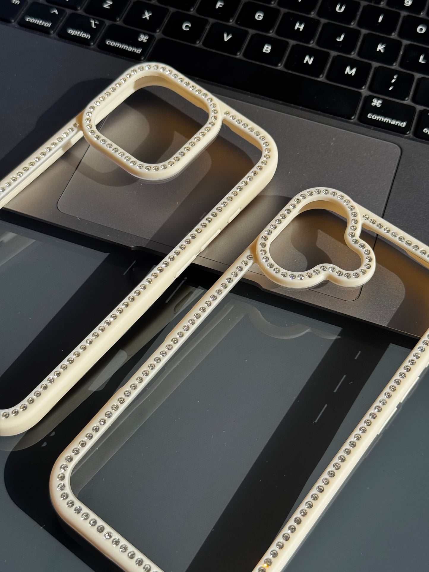 Carcasa bordes brillosos, tono beige ✨ (solo iph16Pro/16ProMax/linea iph “17”)