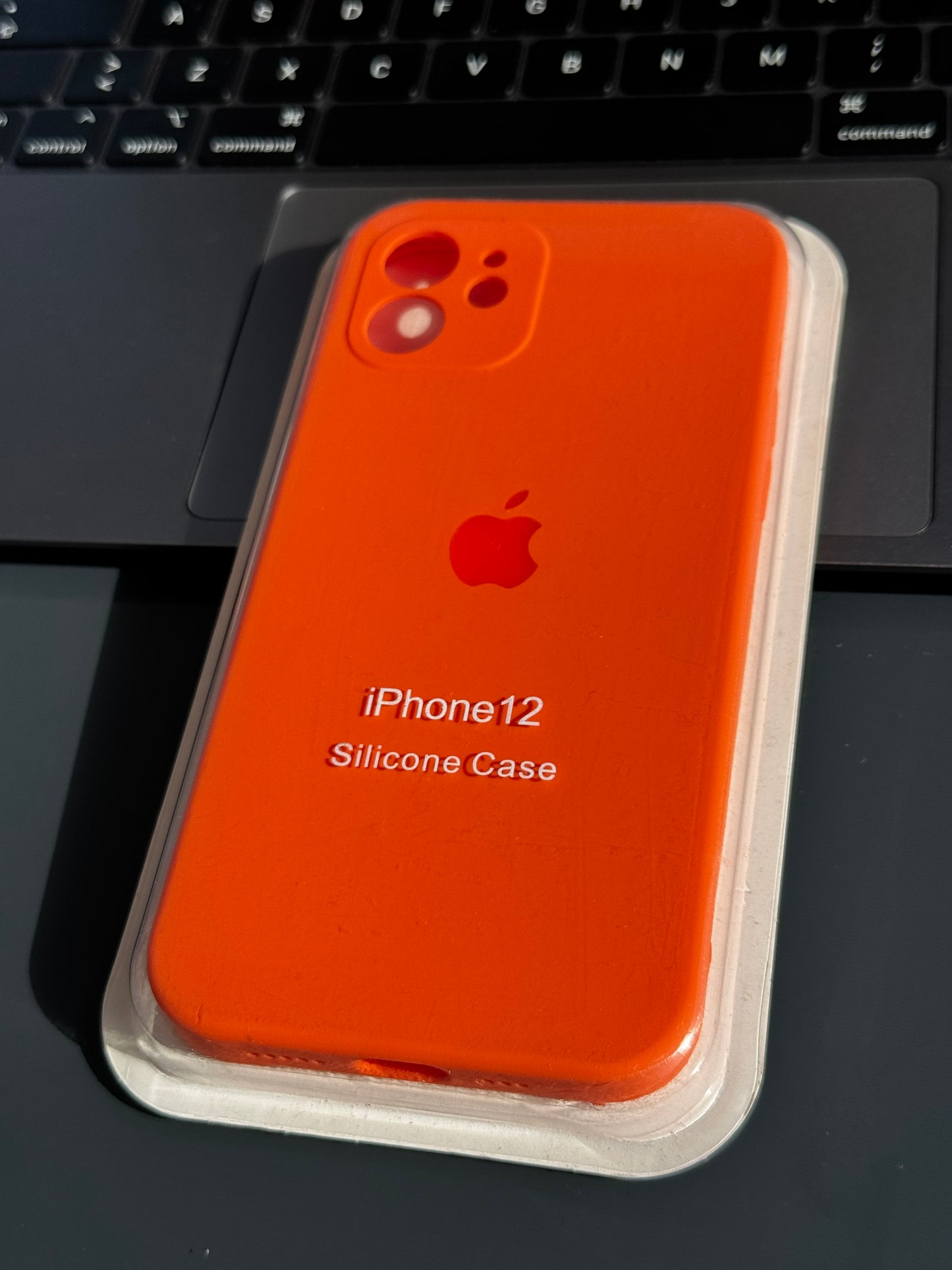 Carcasa tipo original con protección en cámara: iPhone 12 normal 📱