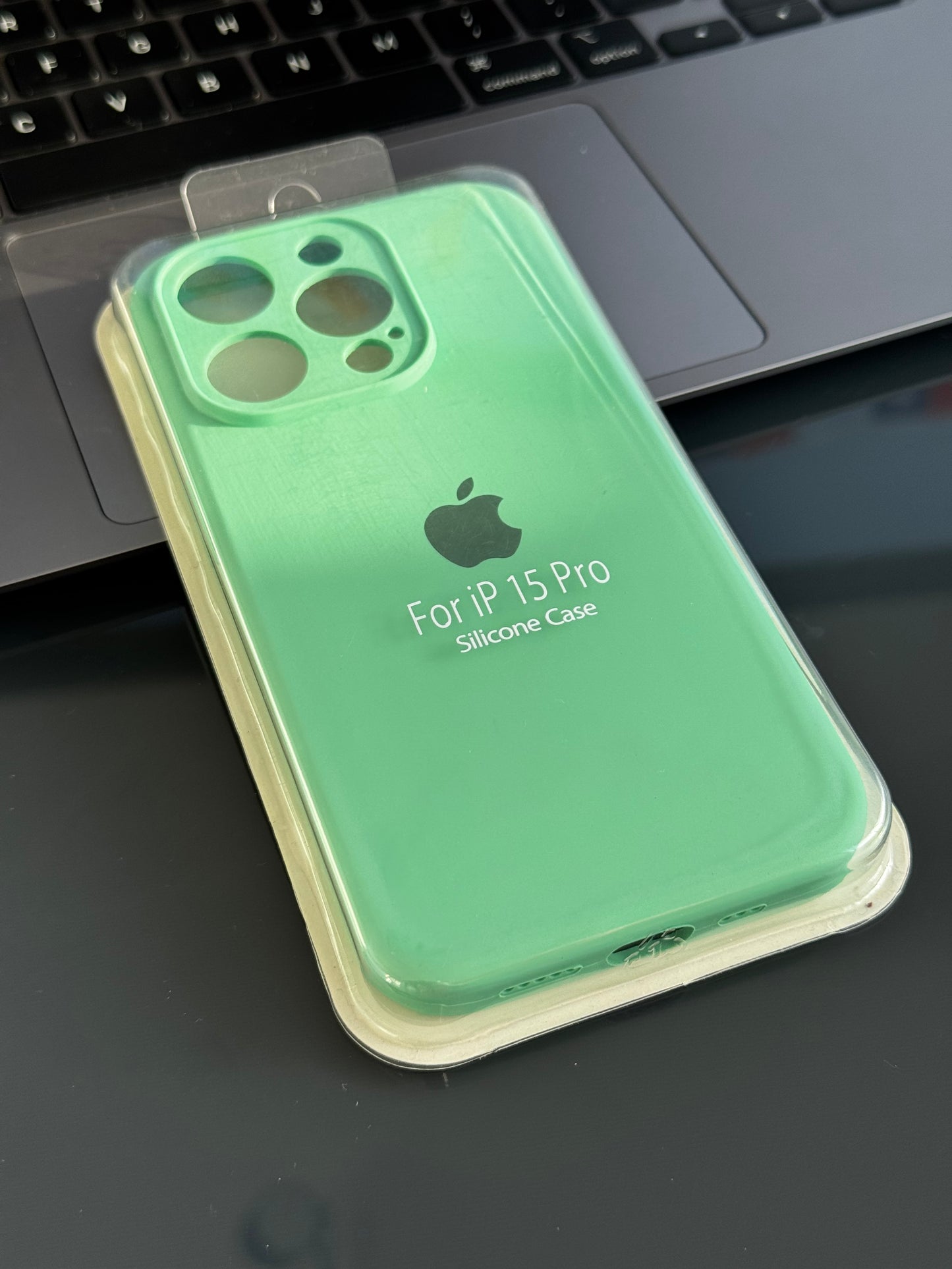Carcasa de silicona tipo original con logo y protección en cámara: iPhone 15 PRO📱