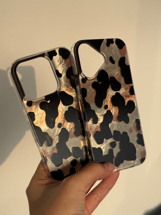 Case dorada con manchas 💛 (solo línea iph “16”)