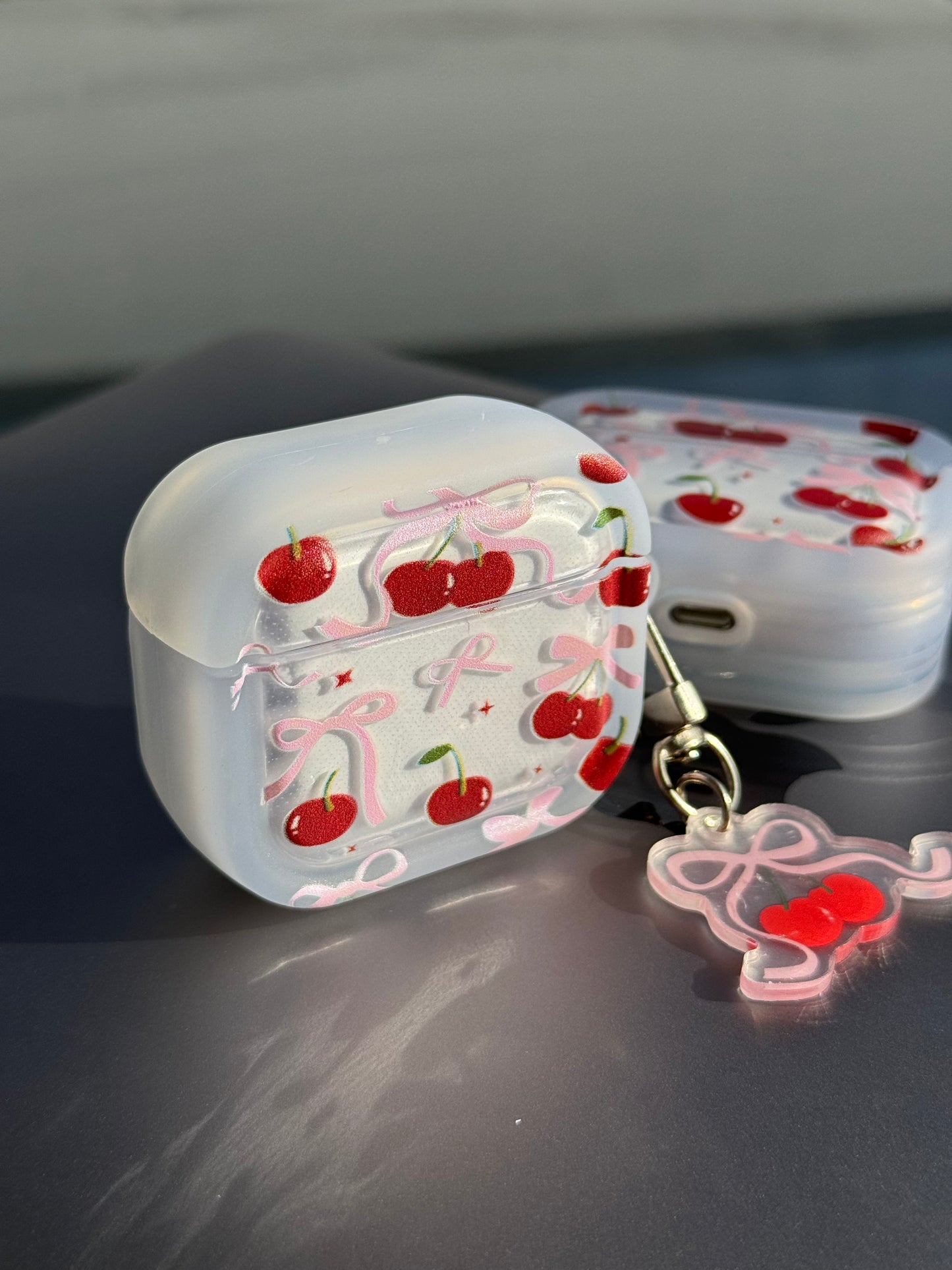 Funda para AirPods con diseño cerezas y colgante 🍒✨
