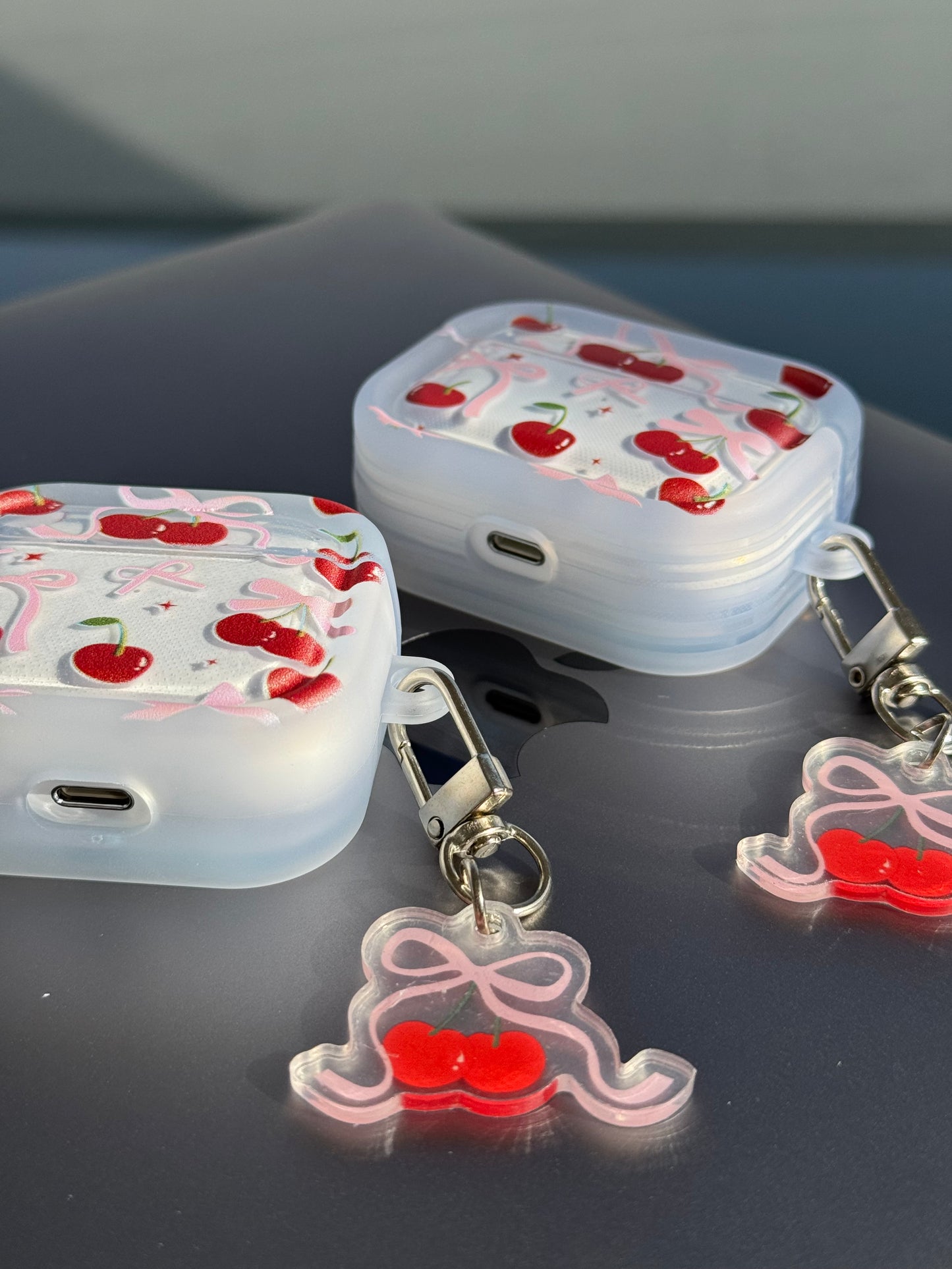Funda para AirPods con diseño cerezas y colgante 🍒✨