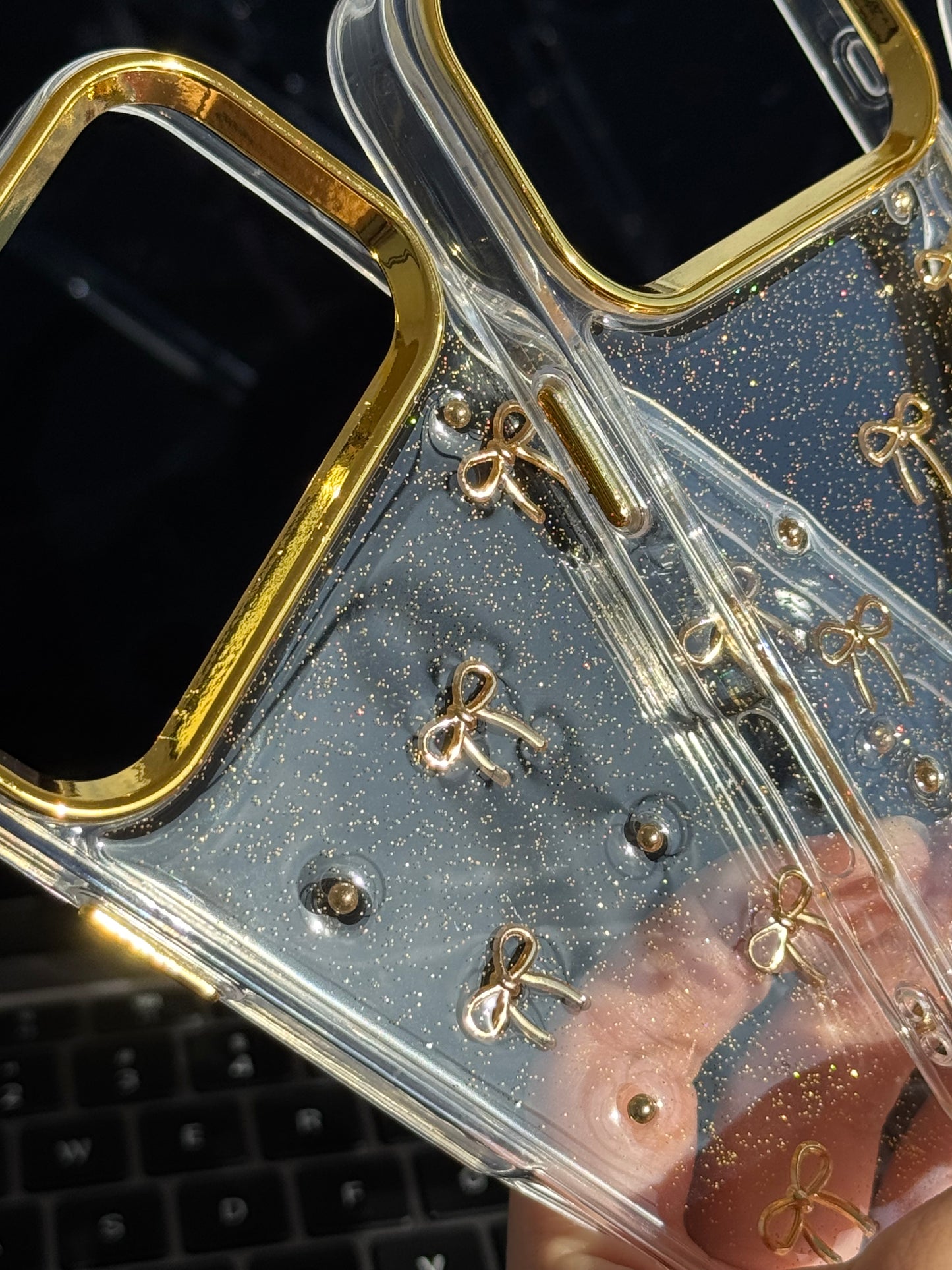 Carcasa Coquette dorado ✨ (línea “iphone 17”)