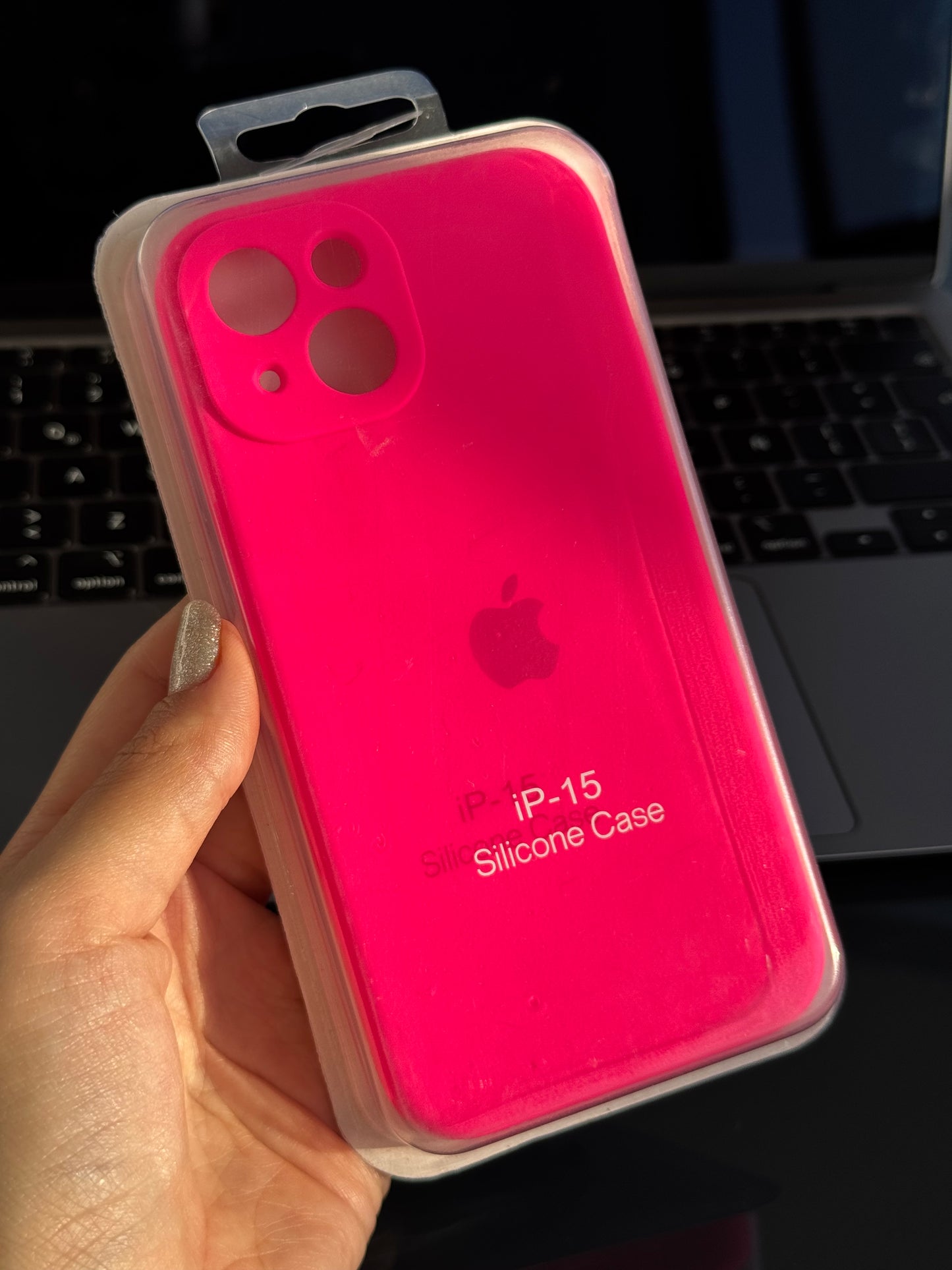 Carcasa tipo original, con protección en cámara: iPhone 15📱