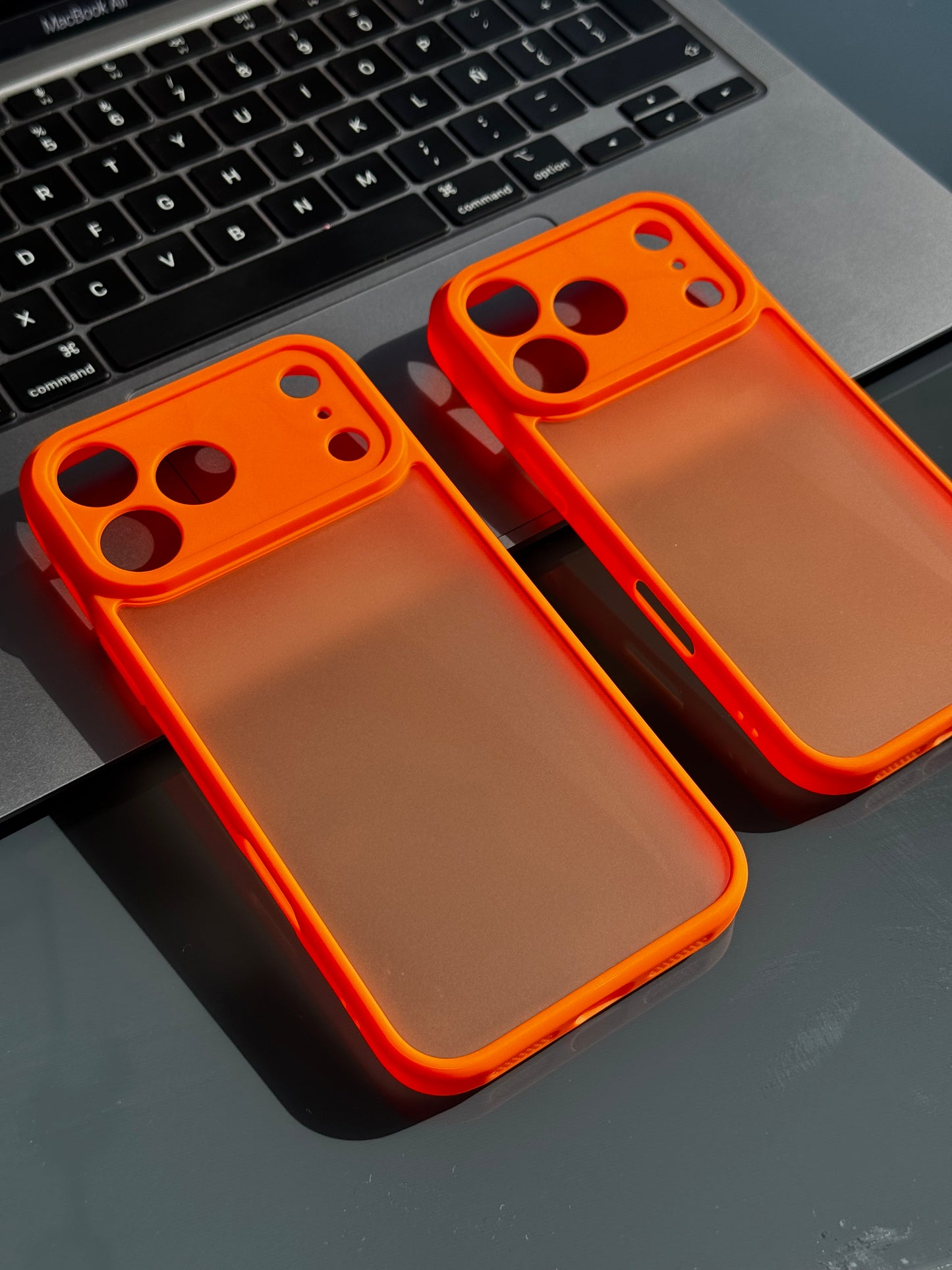 Carcasa bordes naranjos🧡 (iPhone 17Pro/17ProMax)