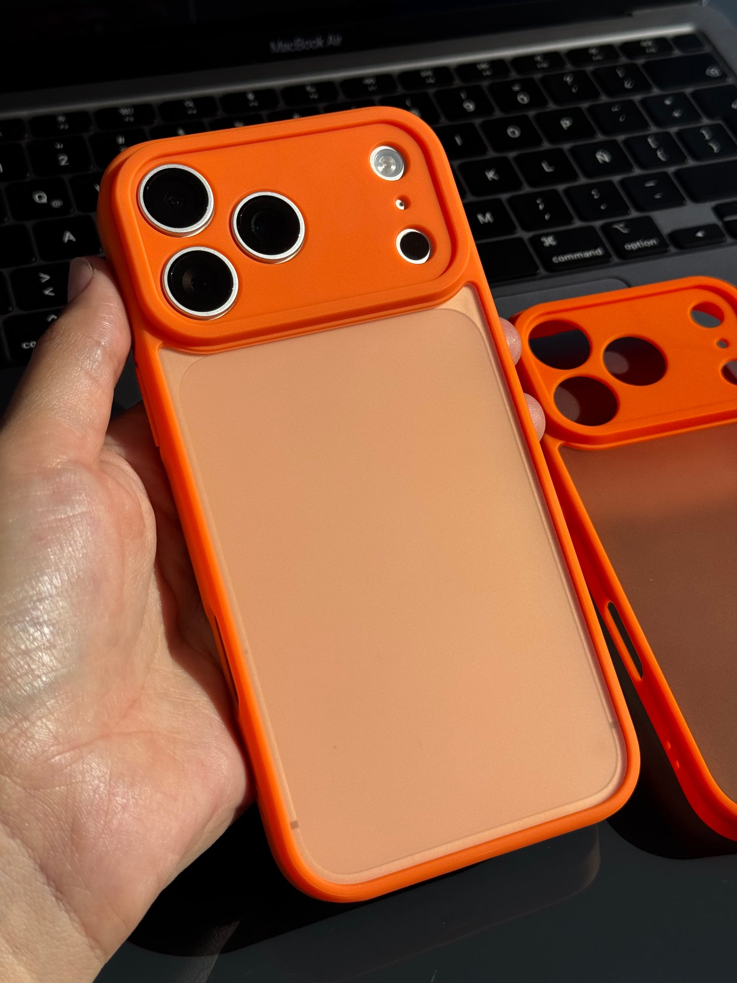 Carcasa bordes naranjos🧡 (iPhone 17Pro/17ProMax)