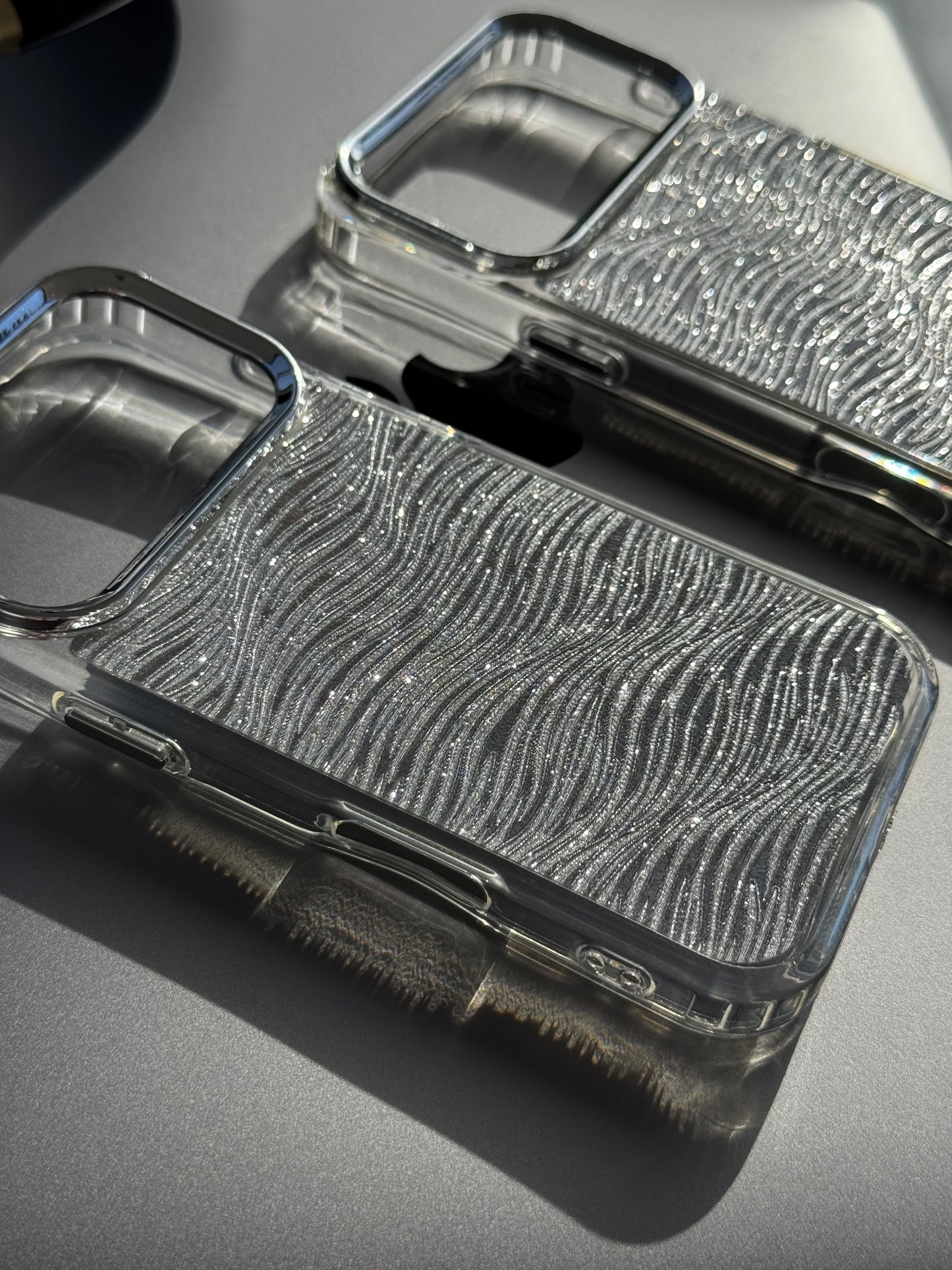 Case plateada con brillos ✨ (solo iPhone 17Pro/17ProMax)