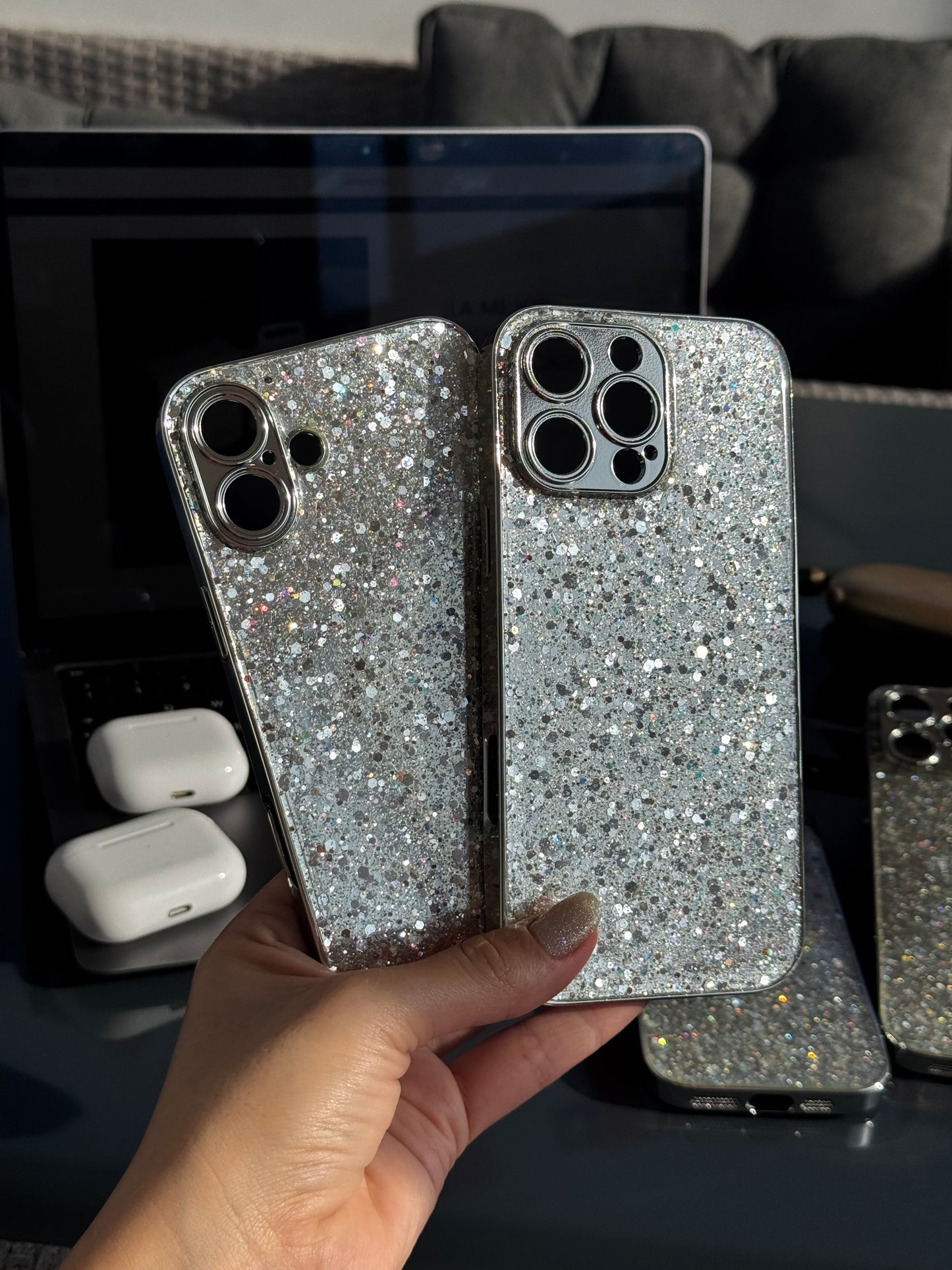 Carcasa plateada brillante ✨ con protección en cámara