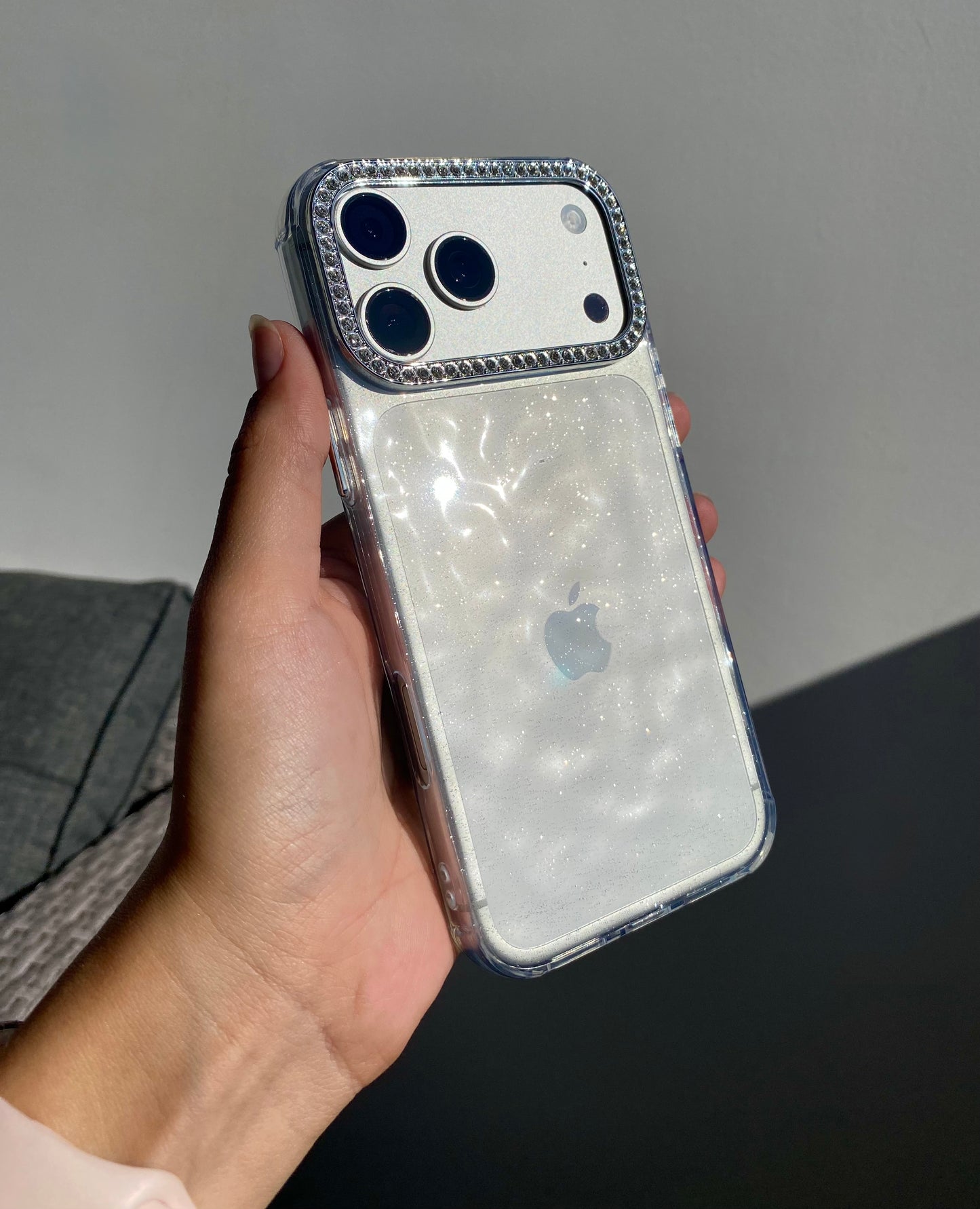 Carcasa transparente con brillos y borde plateado ✨🩶