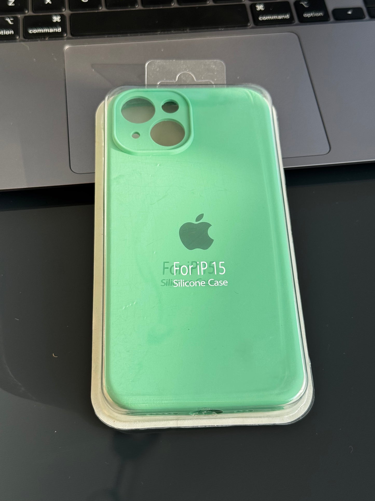 Carcasa tipo original, con protección en cámara: iPhone 15📱