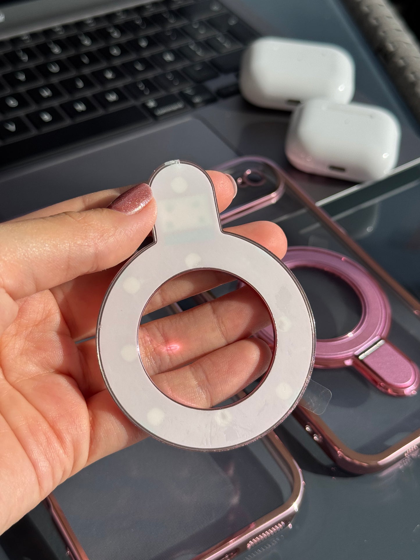 Carcasa bordes rose gold, con popsocket/magsafe adherente 📱