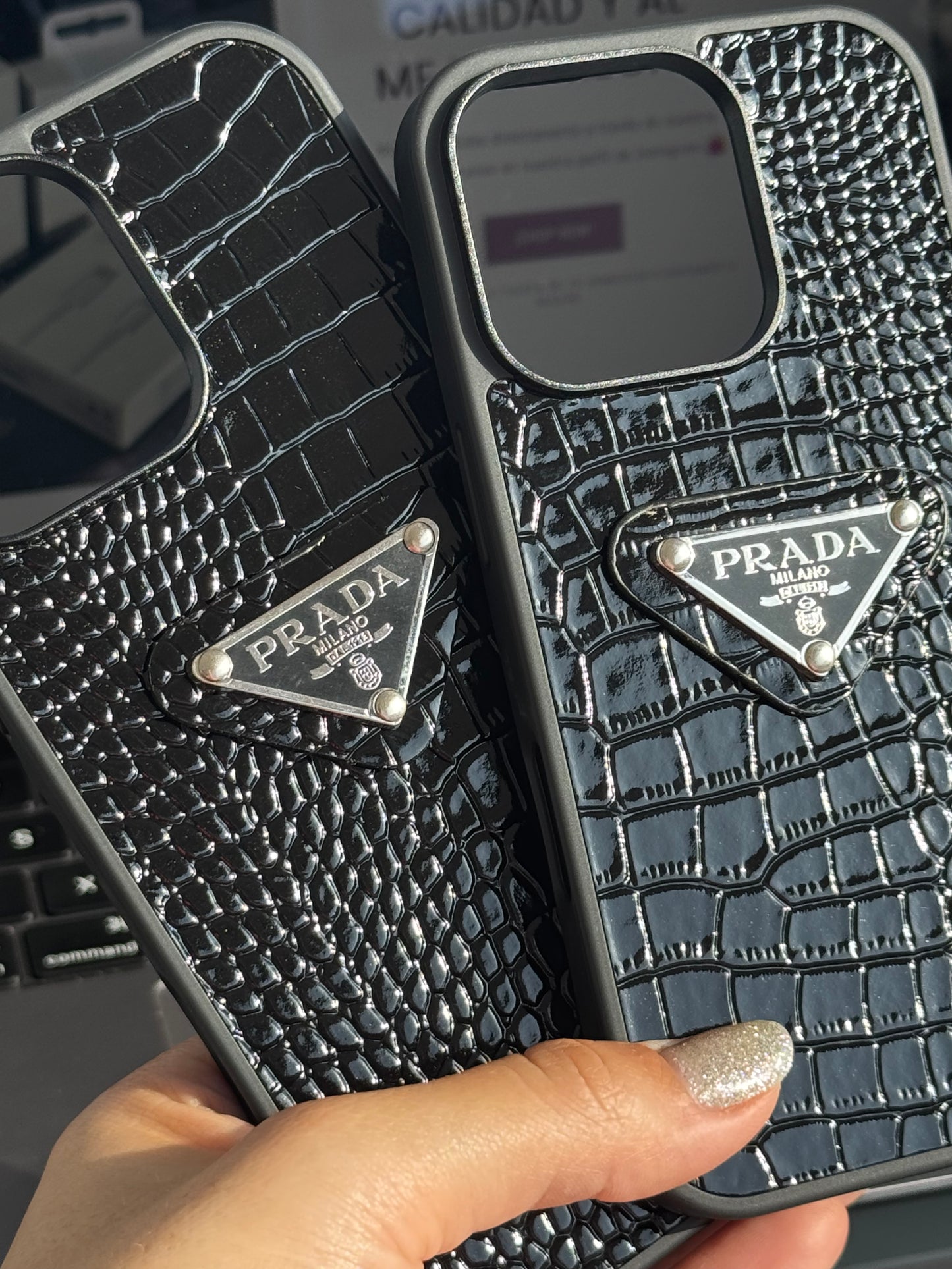 Carcasa de lujo, estampado eco cuero, color negro ✨📱🖤 (solo iph 16/16Pro/16ProMax)