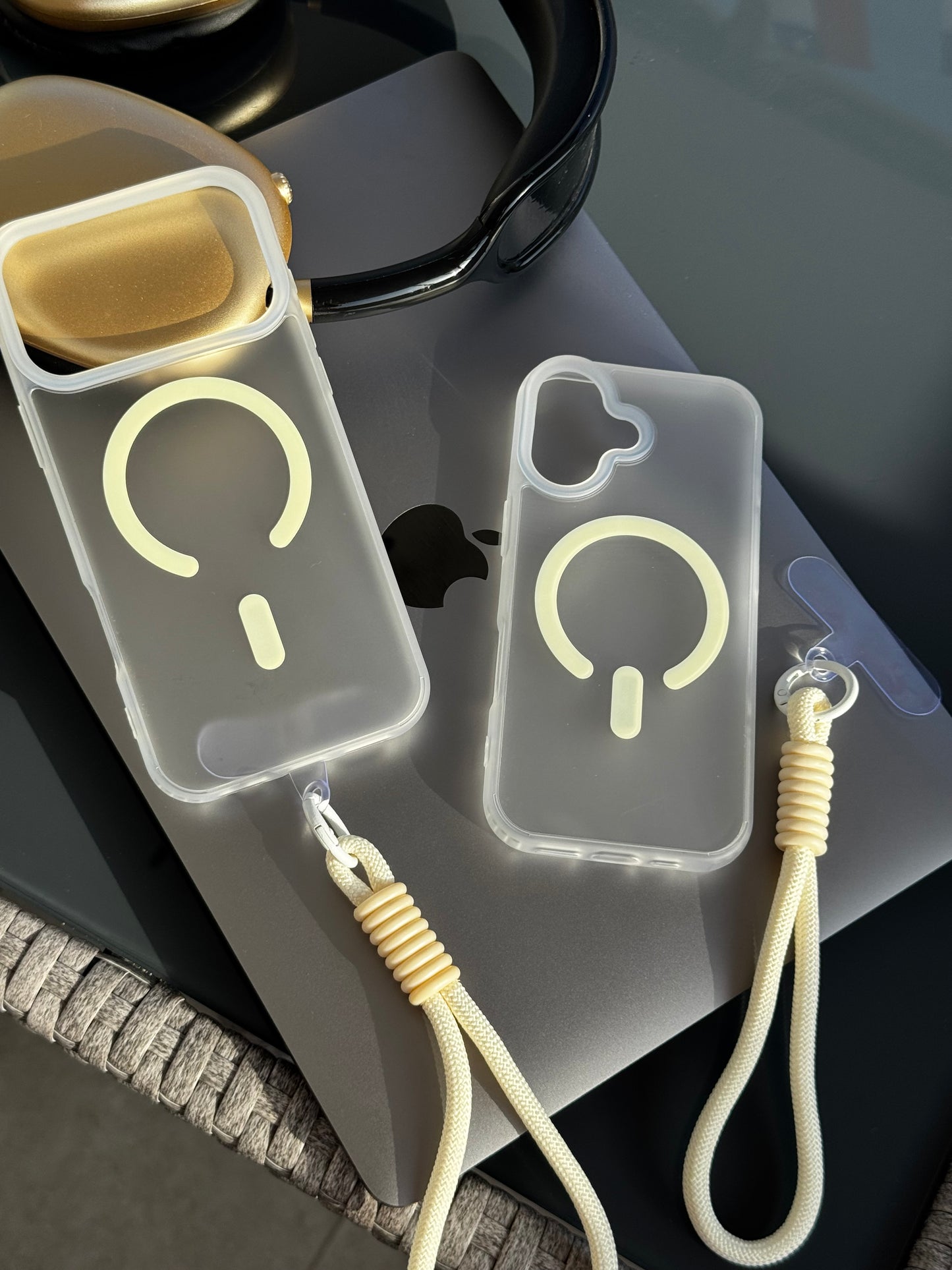 Case transparente mate MagSafe, incluye strap tipo cordón ☑️✨