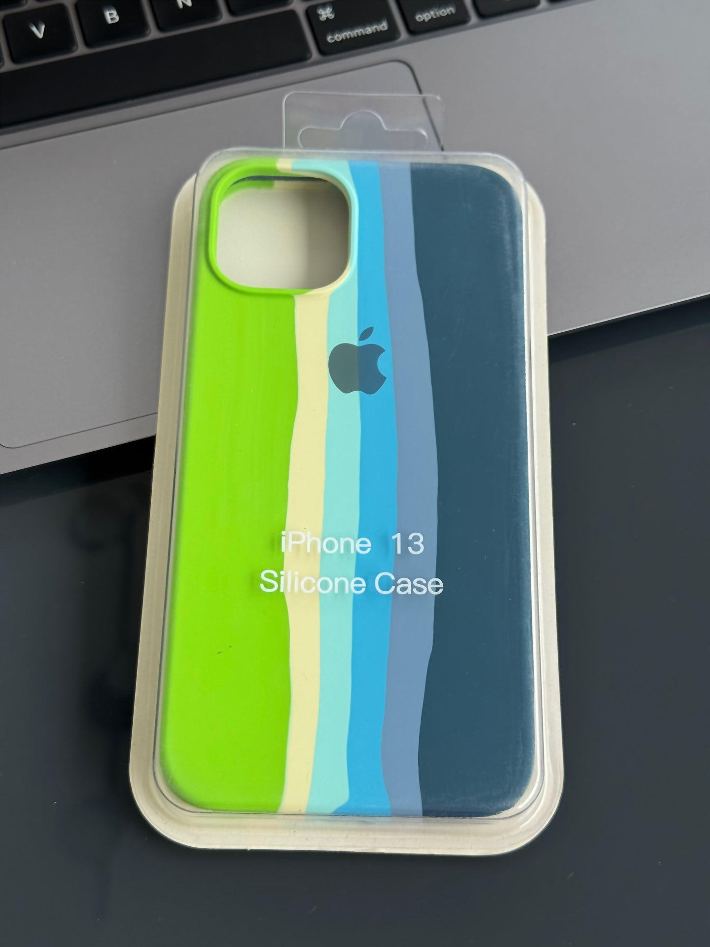 Carcasa tipo original con logo, arcoíris 🌈: iPhone 13 📱