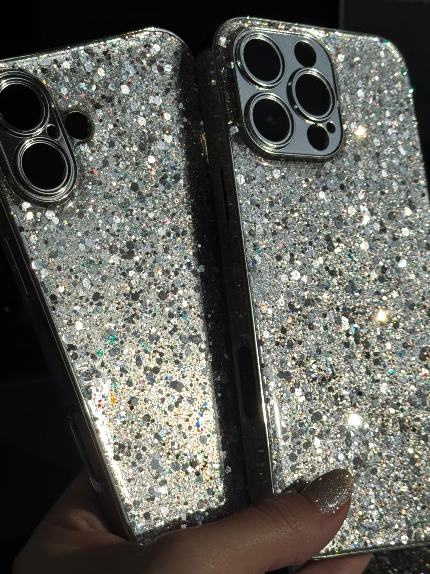 Carcasa plateada brillante ✨ con protección en cámara