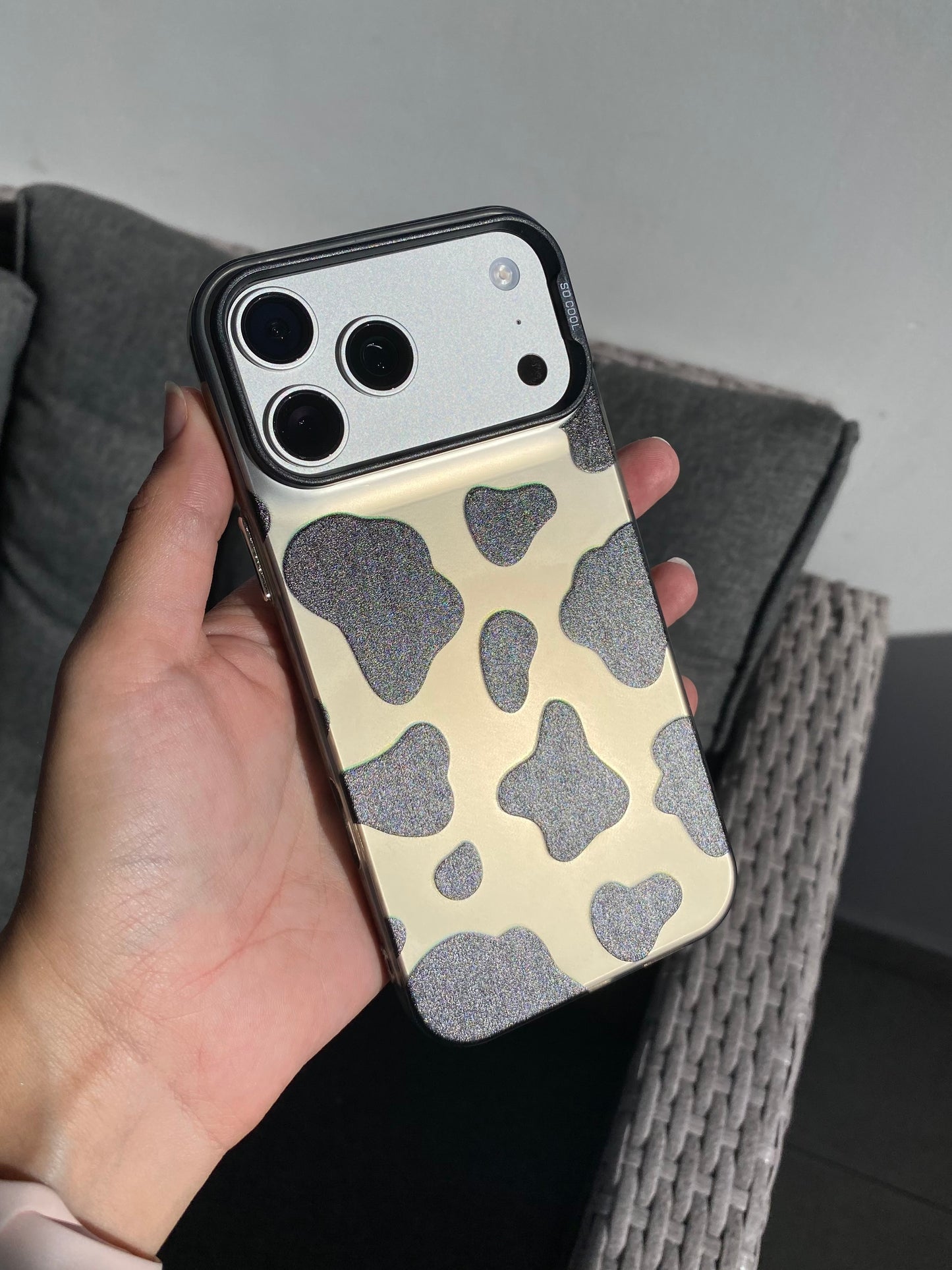 Carcasa gris con diseño de manchas 🩶🖤