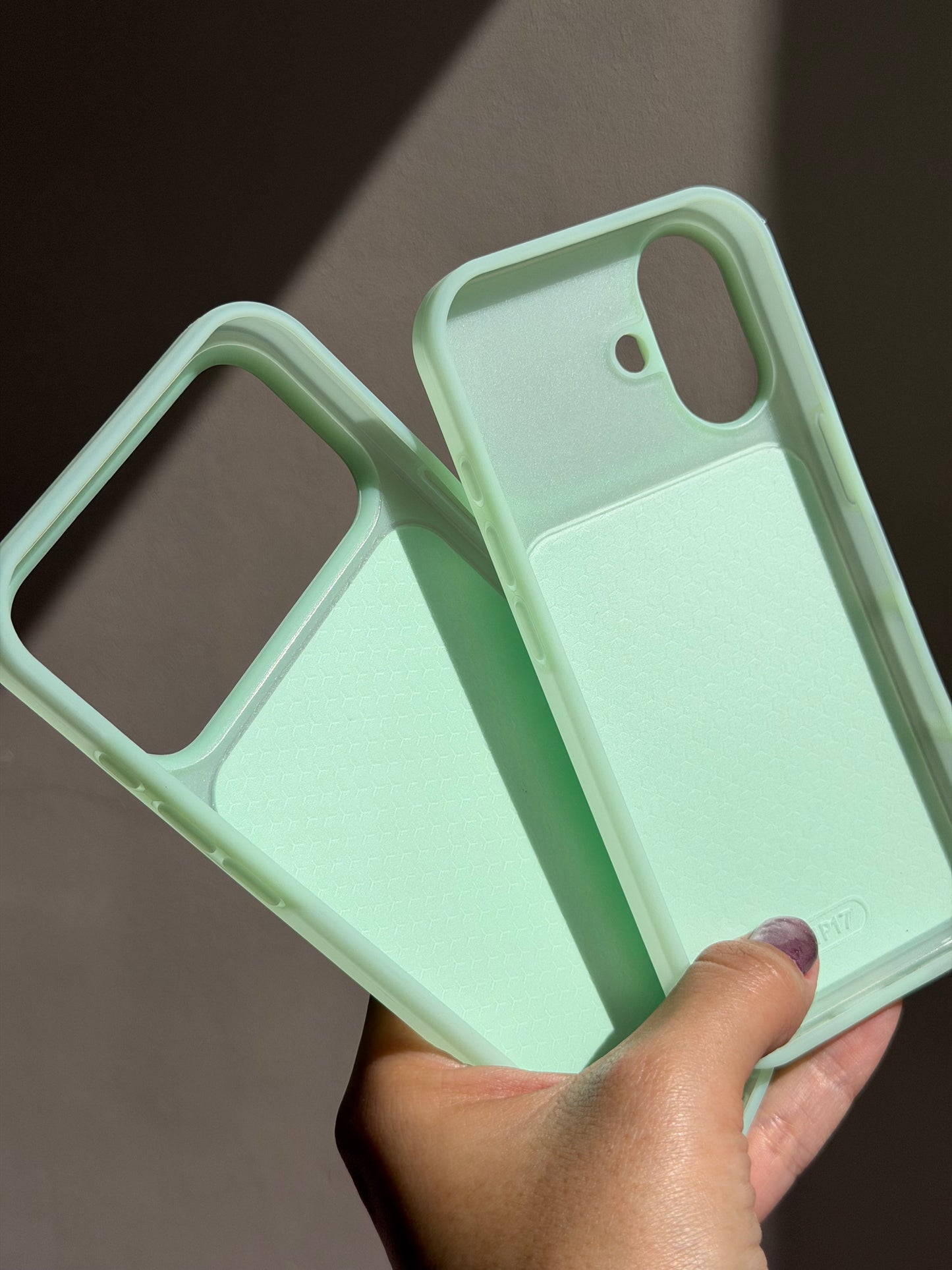 Case de silicona, verde menta (línea iPhone 17)