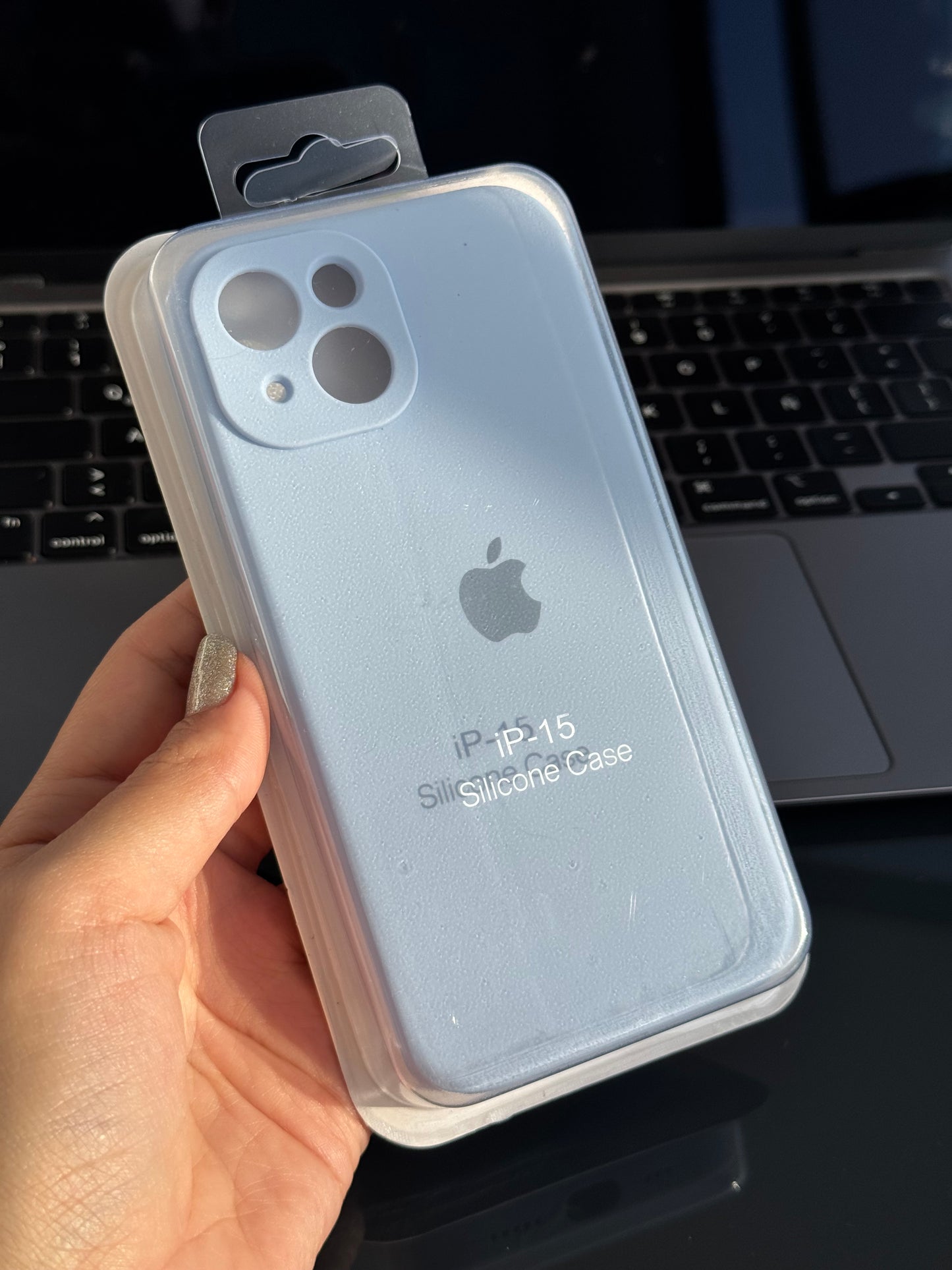 Carcasa tipo original, con protección en cámara: iPhone 15📱