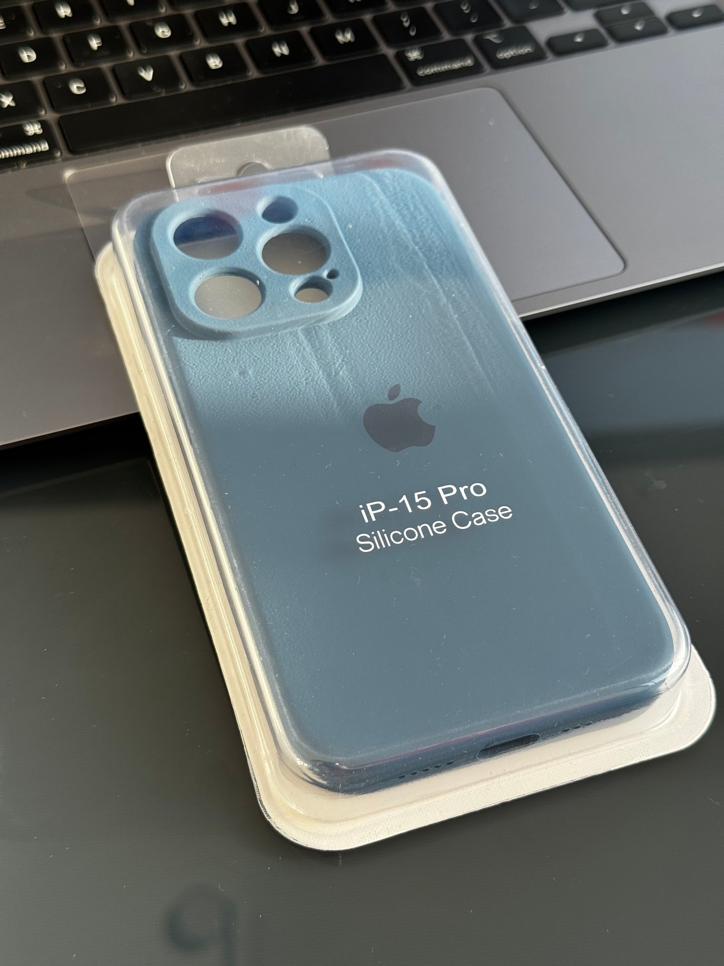 Carcasa de silicona tipo original con logo y protección en cámara: iPhone 15 PRO📱