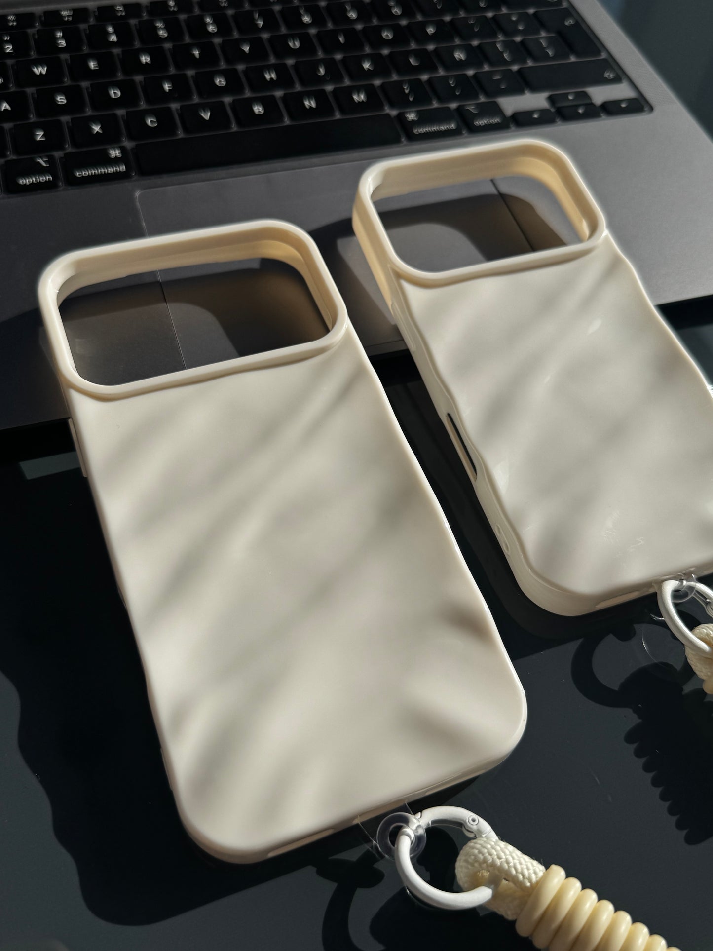 Carcasa blanco invierno, con ondas en relieve y colgante incluido 🤍