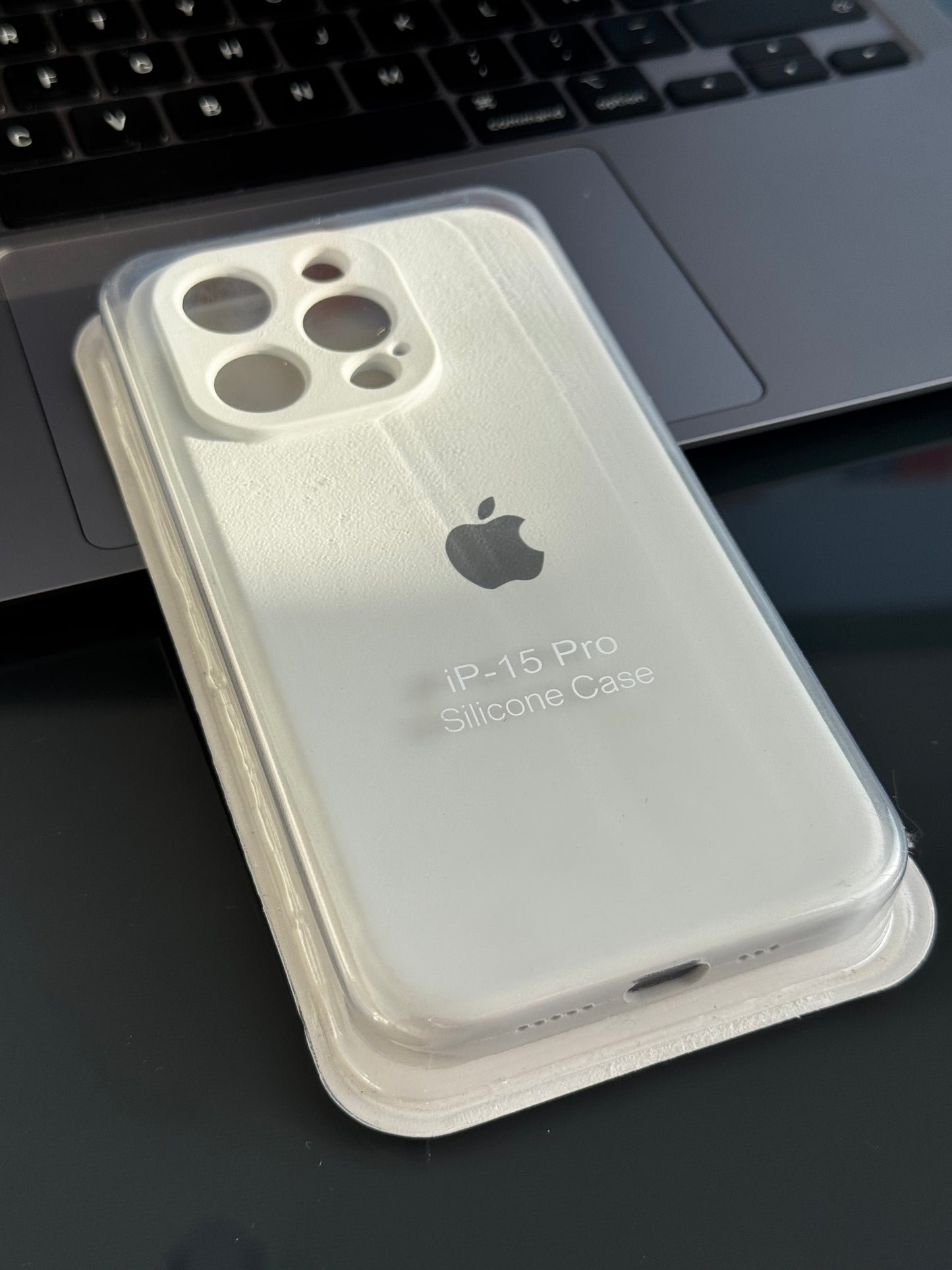 Carcasa de silicona tipo original con logo y protección en cámara: iPhone 15 PRO📱