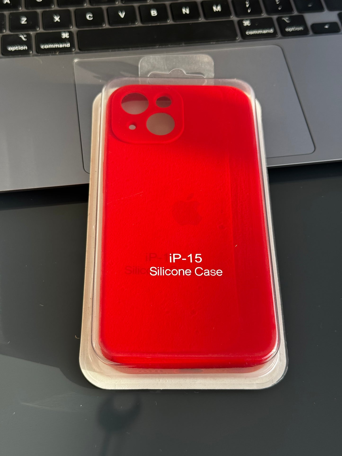 Carcasa tipo original, con protección en cámara: iPhone 15📱