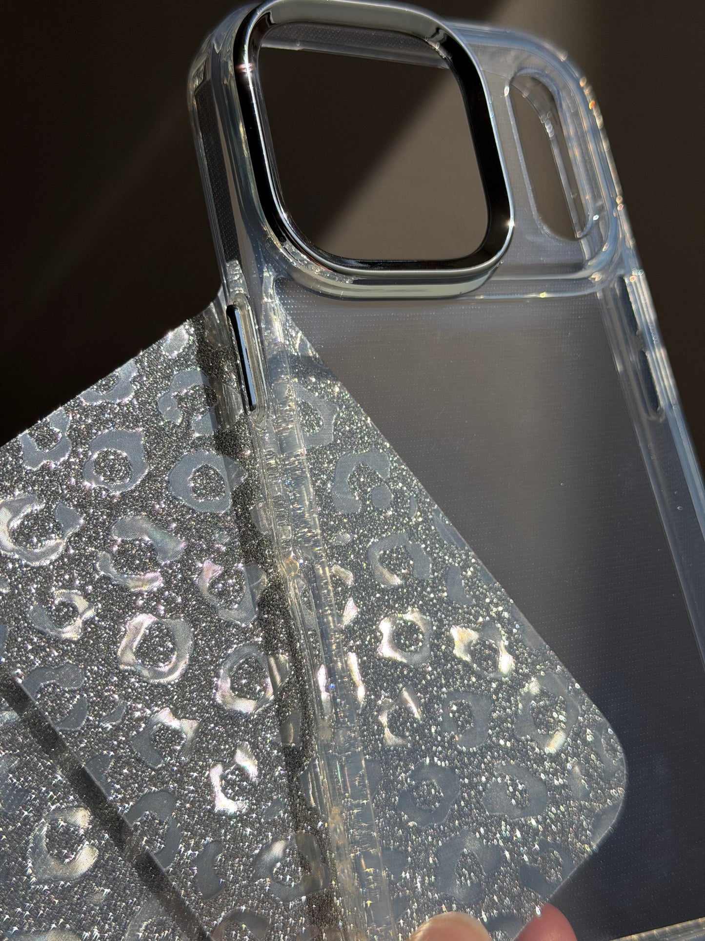 Carcasa transparente, con brillos print removible ✨🐆 17/17Pro/17ProMax