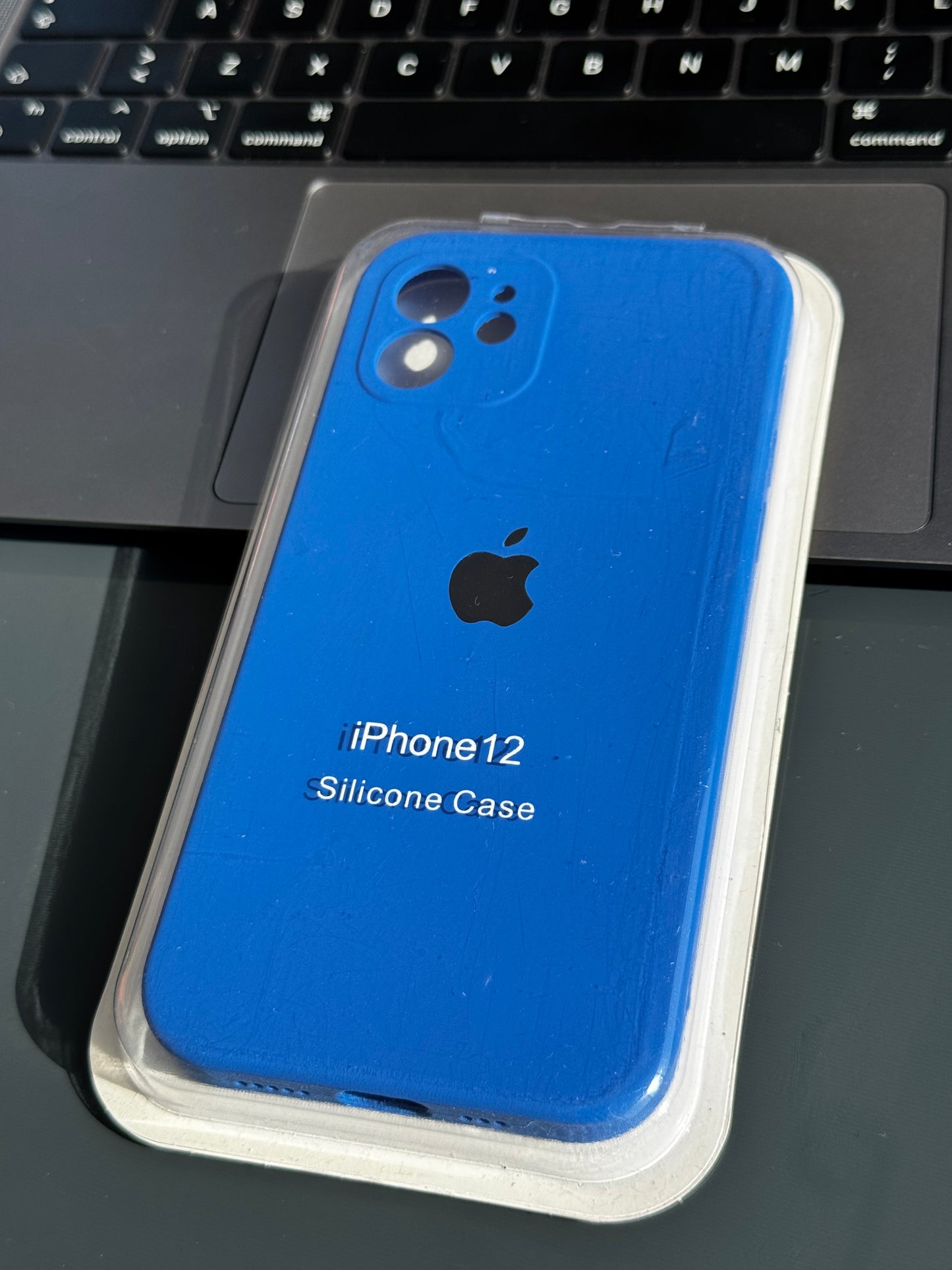 Carcasa tipo original con protección en cámara: iPhone 12 normal 📱