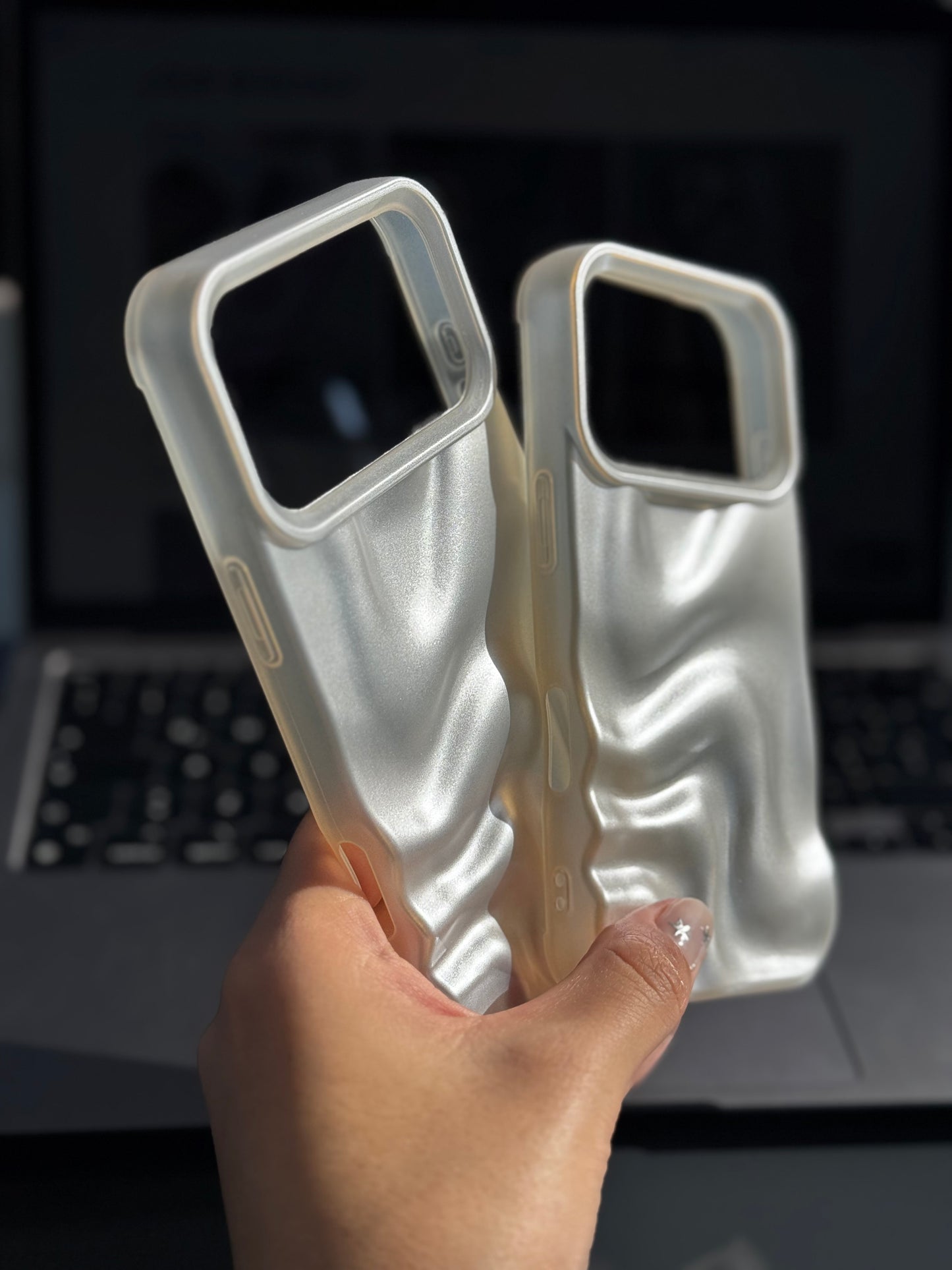 Carcasa perlada con ondas en relieve 🩶 (iPhone 17 Pro/ 17 ProMax)