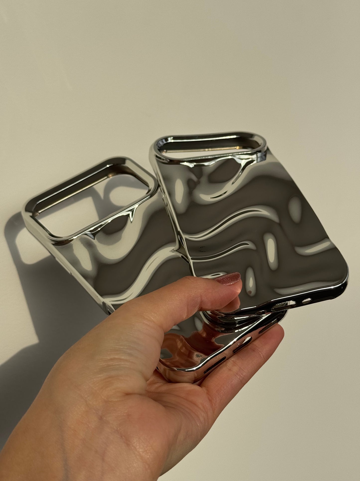 Case plateada con ondas 〰️ ( línea iPhone “17”)