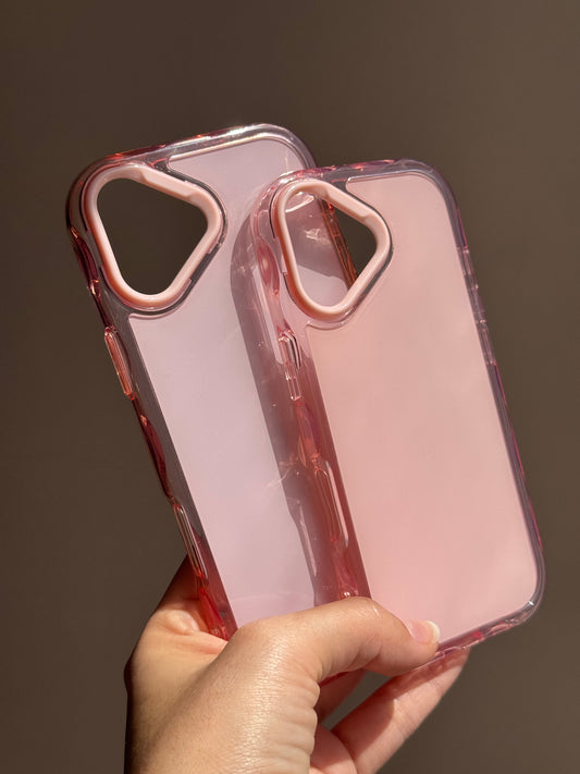 Carcasa Pink con bordes transparentes 💗 (solo iph”16”)
