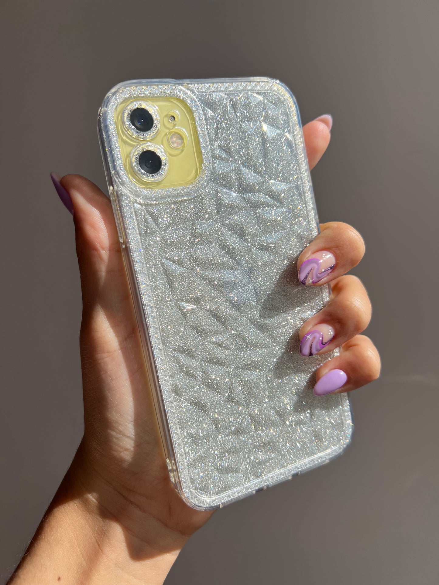 Carcasa transparente (con brillos plateados removible) ✨