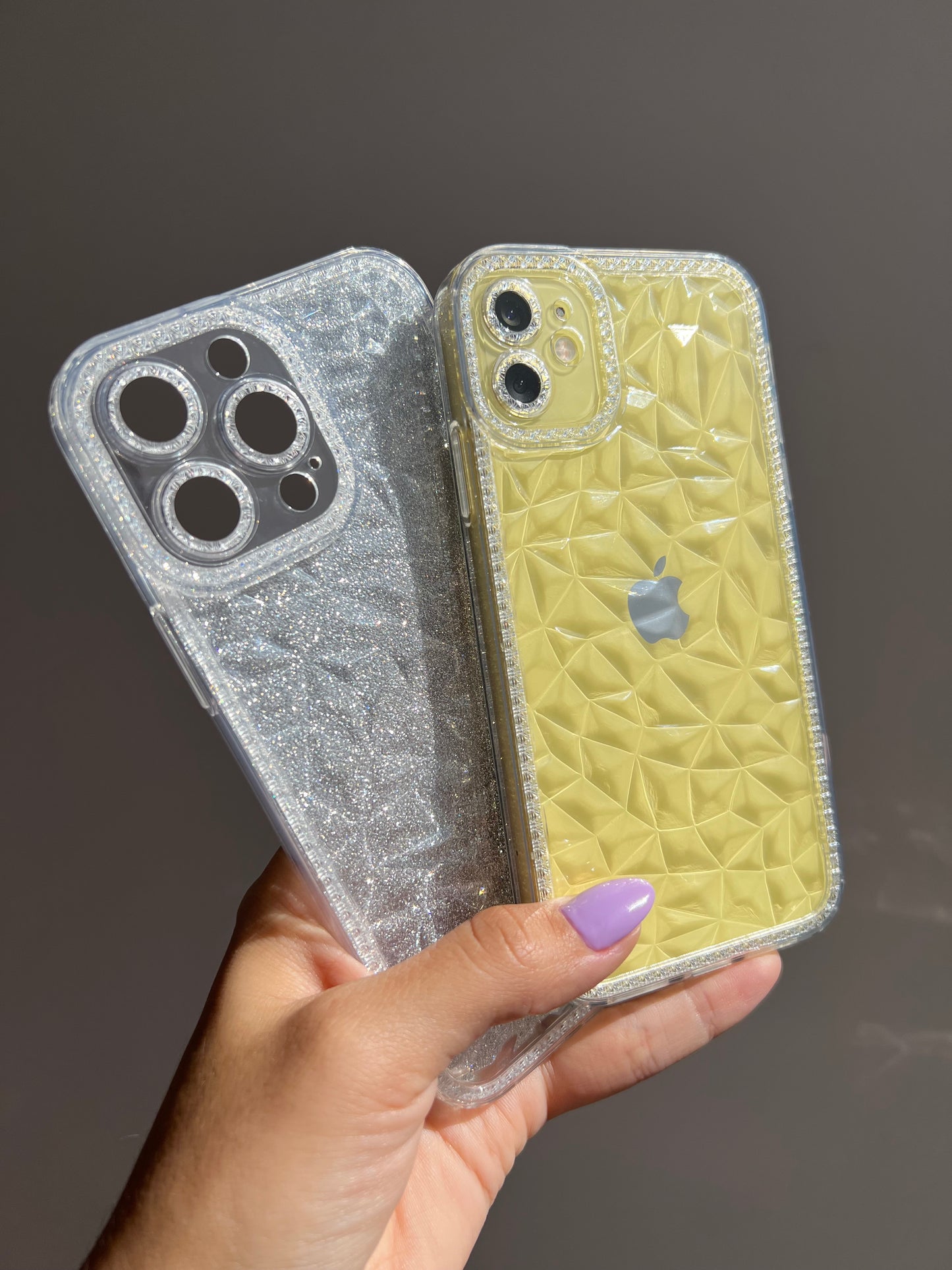 Carcasa transparente (con brillos plateados removible) ✨