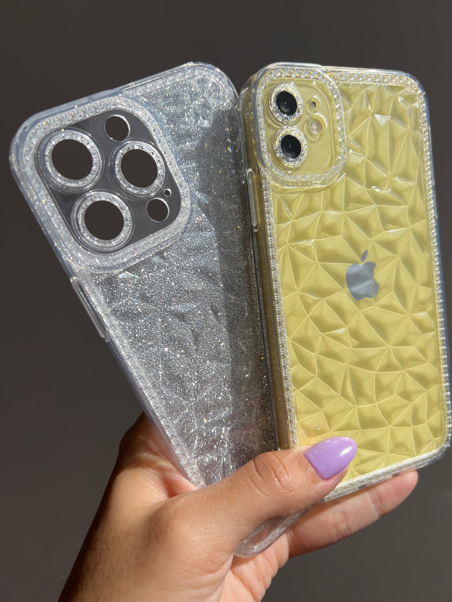 Carcasa transparente (con brillos plateados removible) ✨