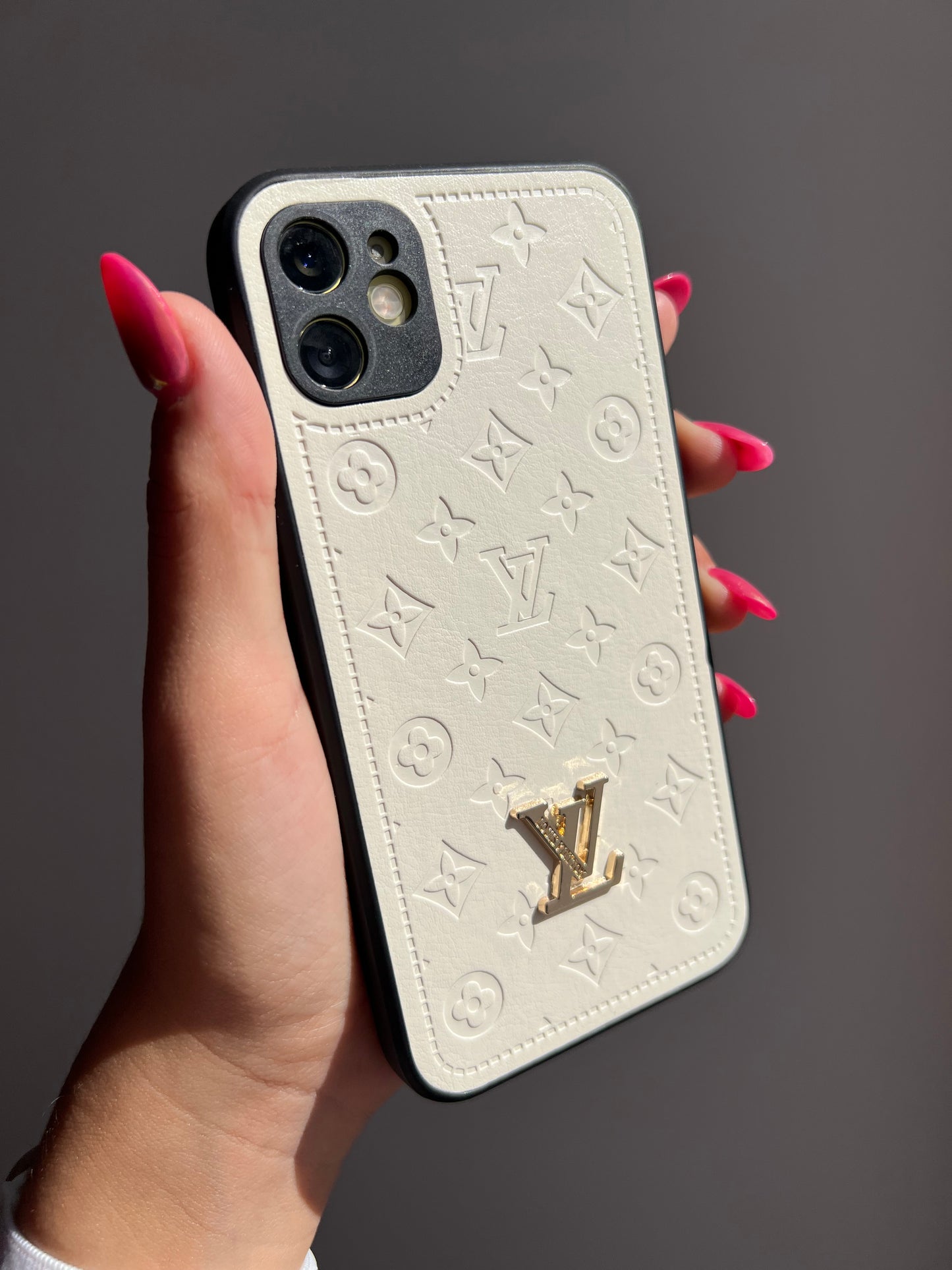 Carcasa tipo L*V blanco ❄️ (sin logo dorado)
